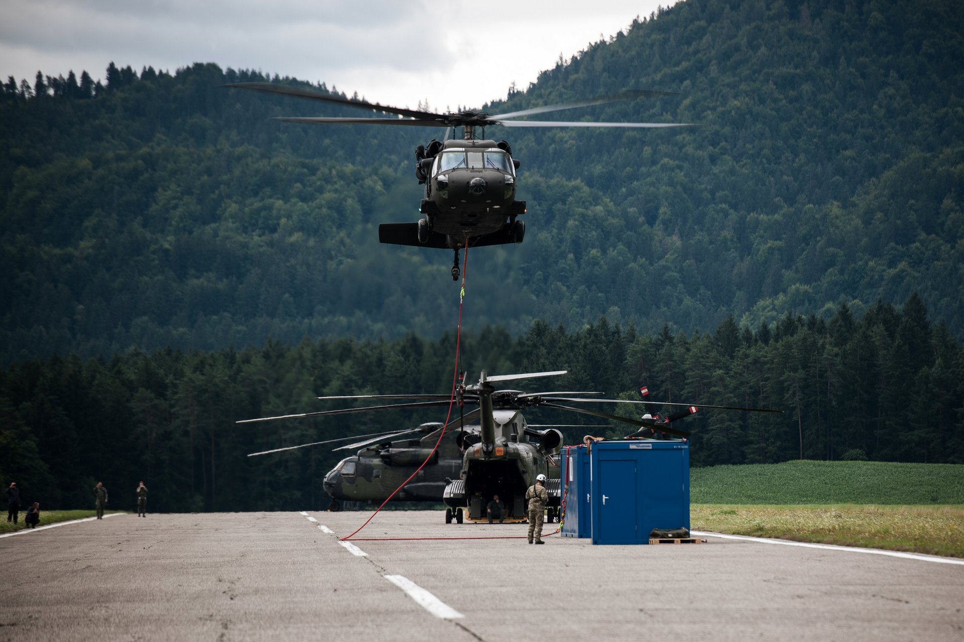 Ein S-70 "Black Hawk" im Katastrophenhilfe-Einsatz in Slowenien.