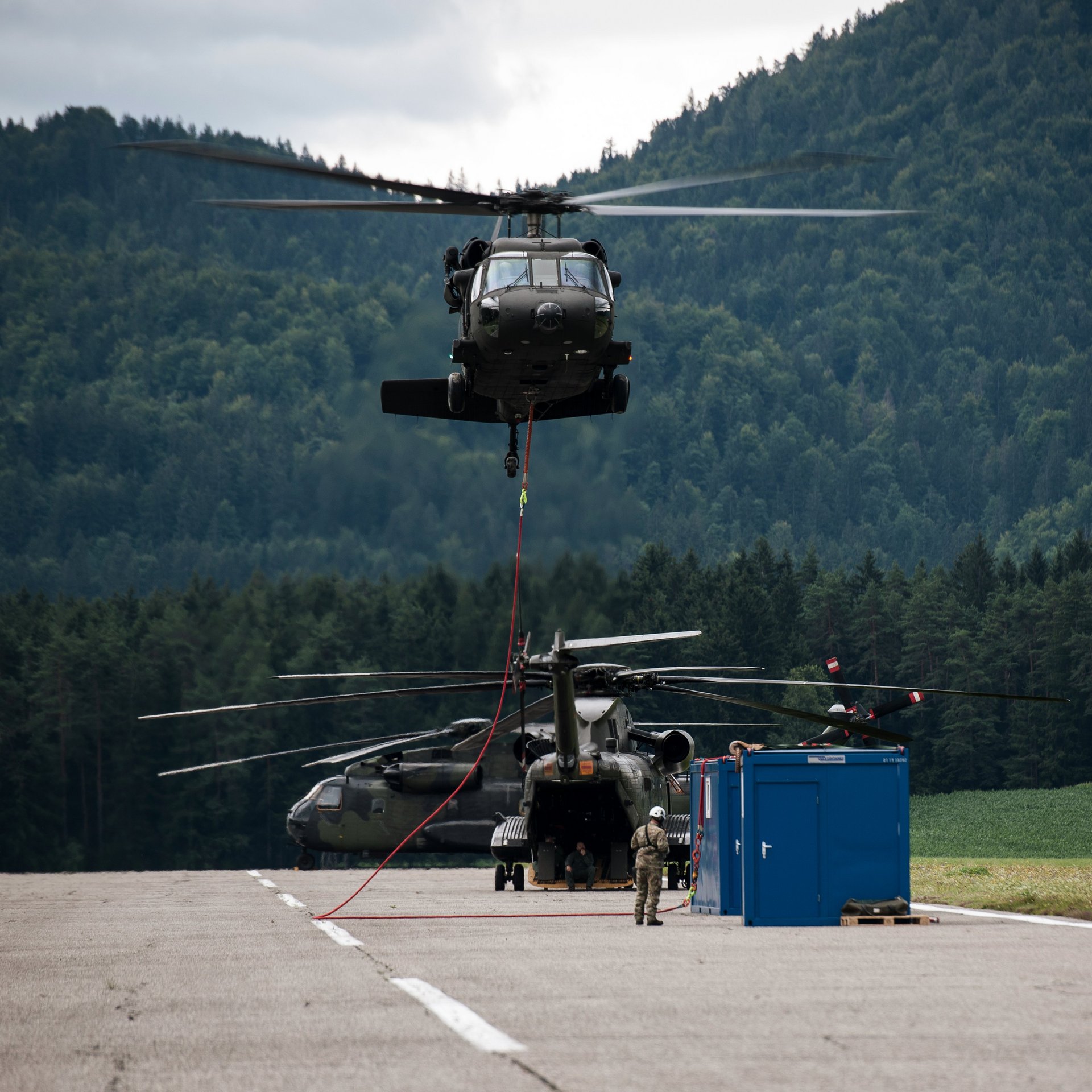 Ein S-70 "Black Hawk" im Katastrophenhilfe-Einsatz in Slowenien.