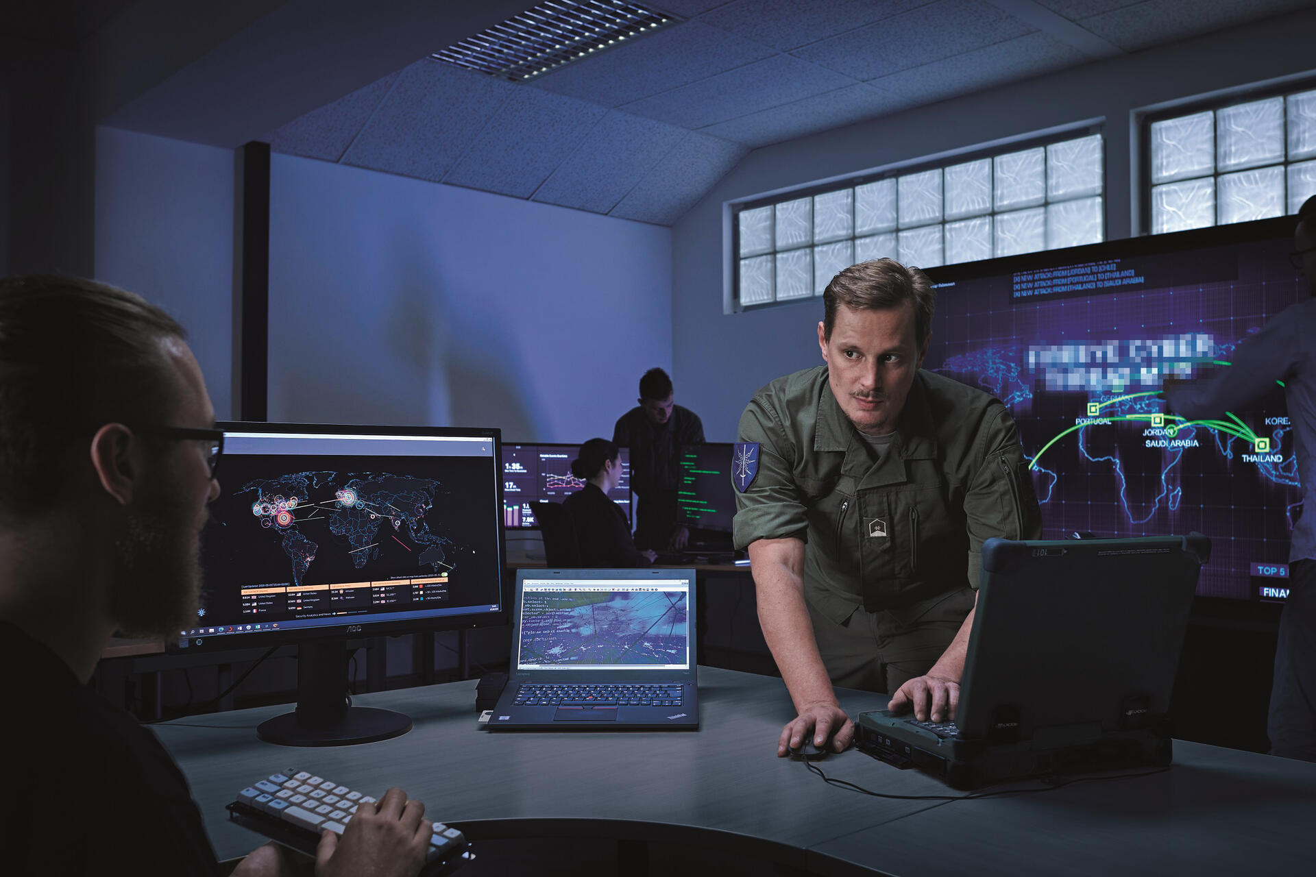 IT-Experten diskutieren einen Computer-Vorfall.