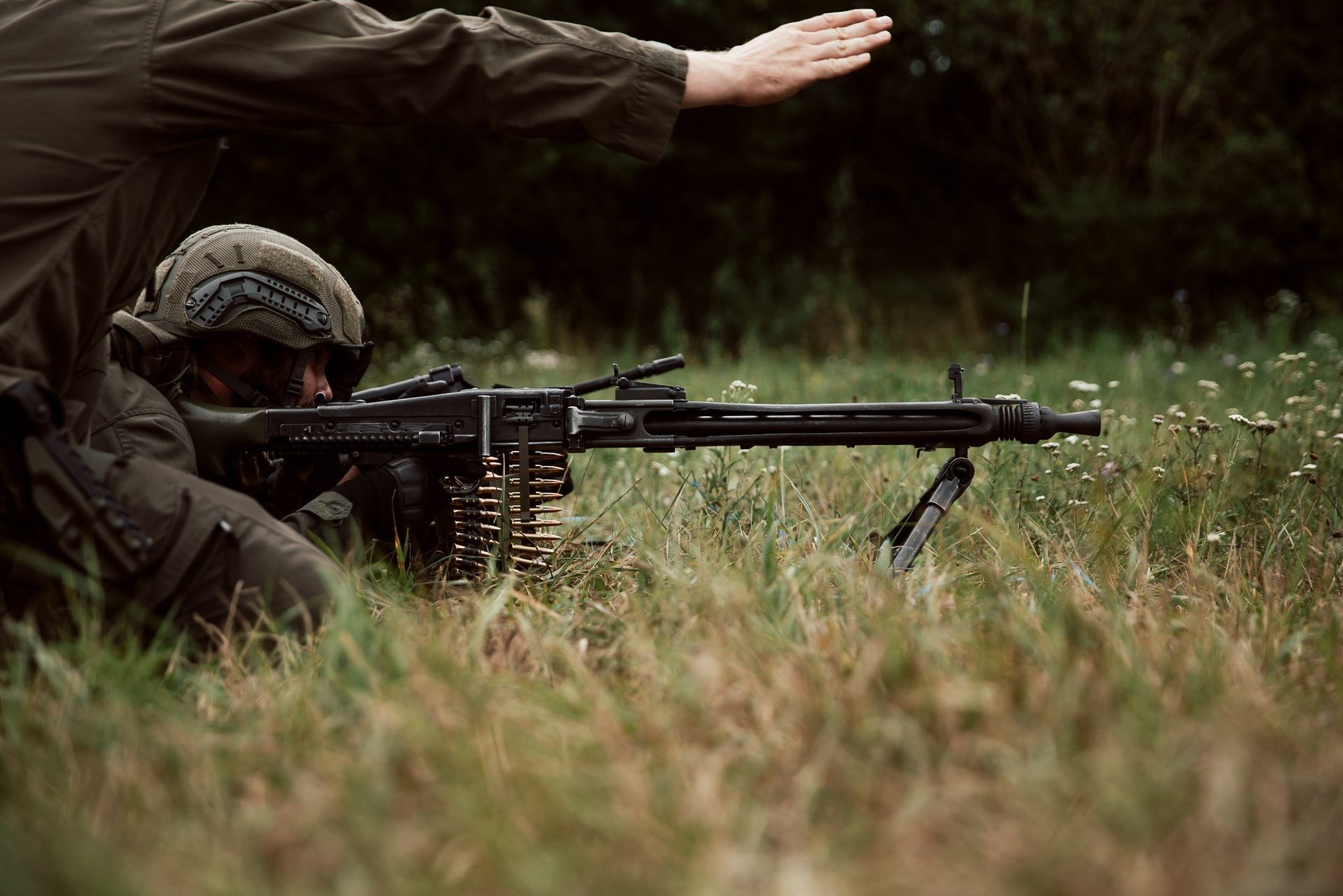 Ein Soldat schießt liegend mit dem Maschinengewehr 74.