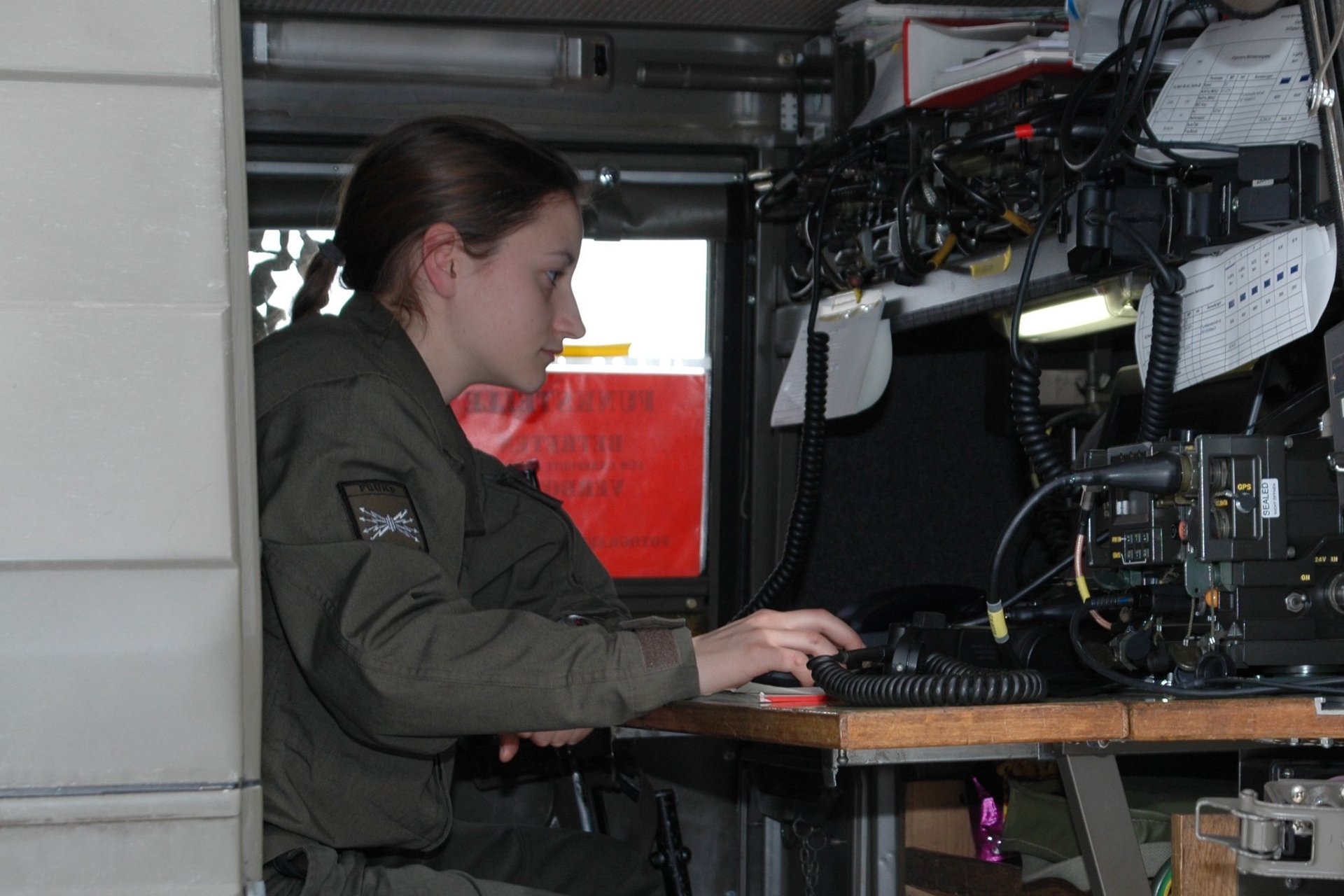 Eine IKT-Soldatin prüft eine Kommunikationverbindung.