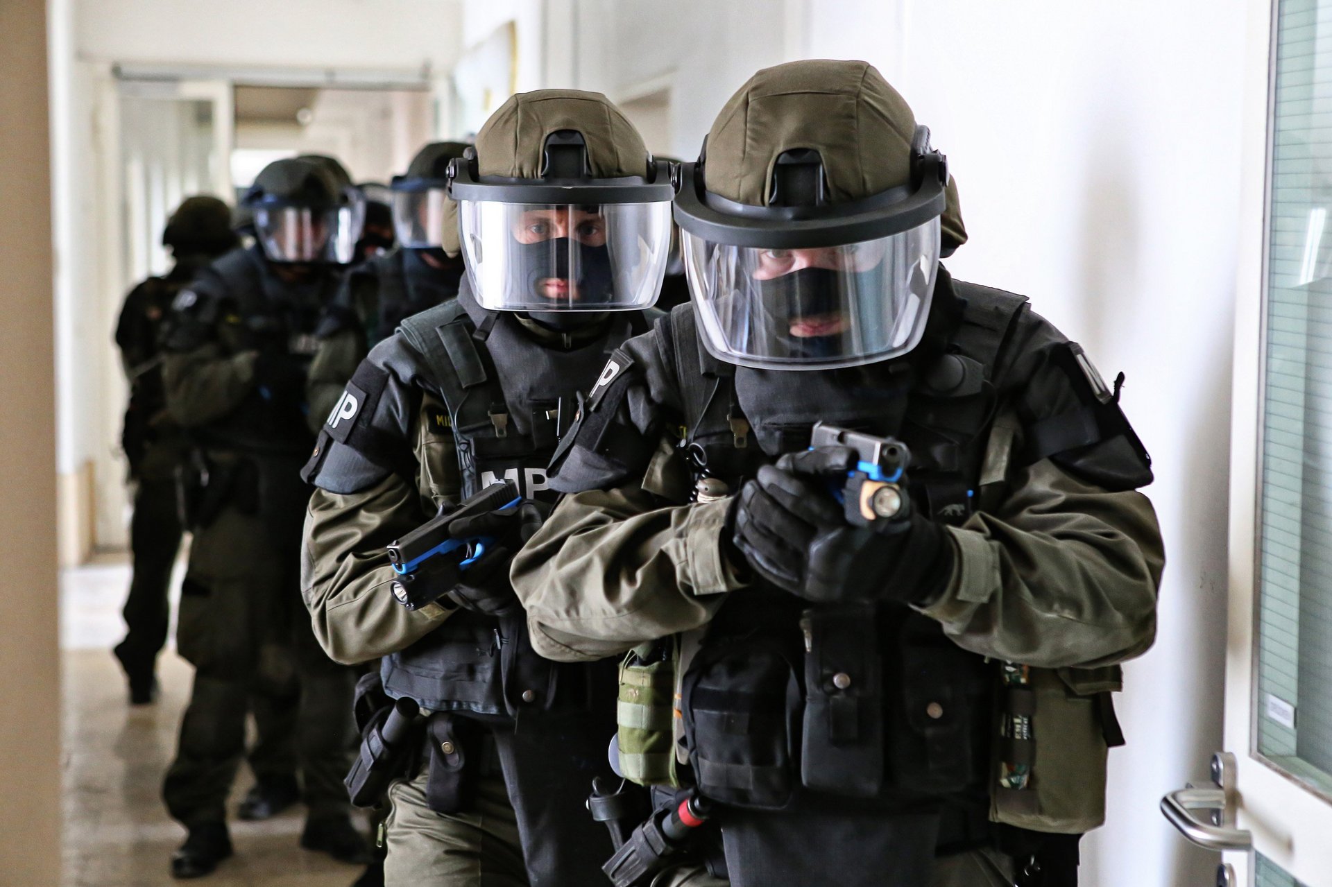 Soldaten der Militärpolizei beim Training in einem Gebäude.