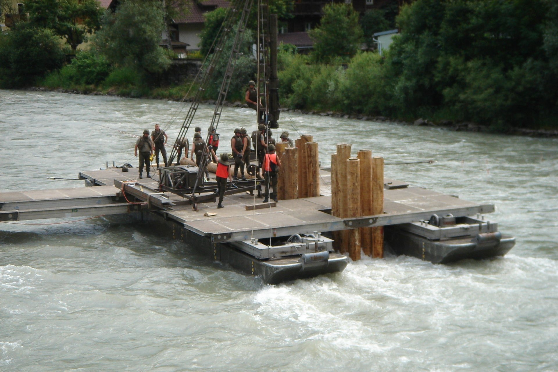 Pioniere haben eine Fähre errichtet, um über einen Fluss überzusetzen.