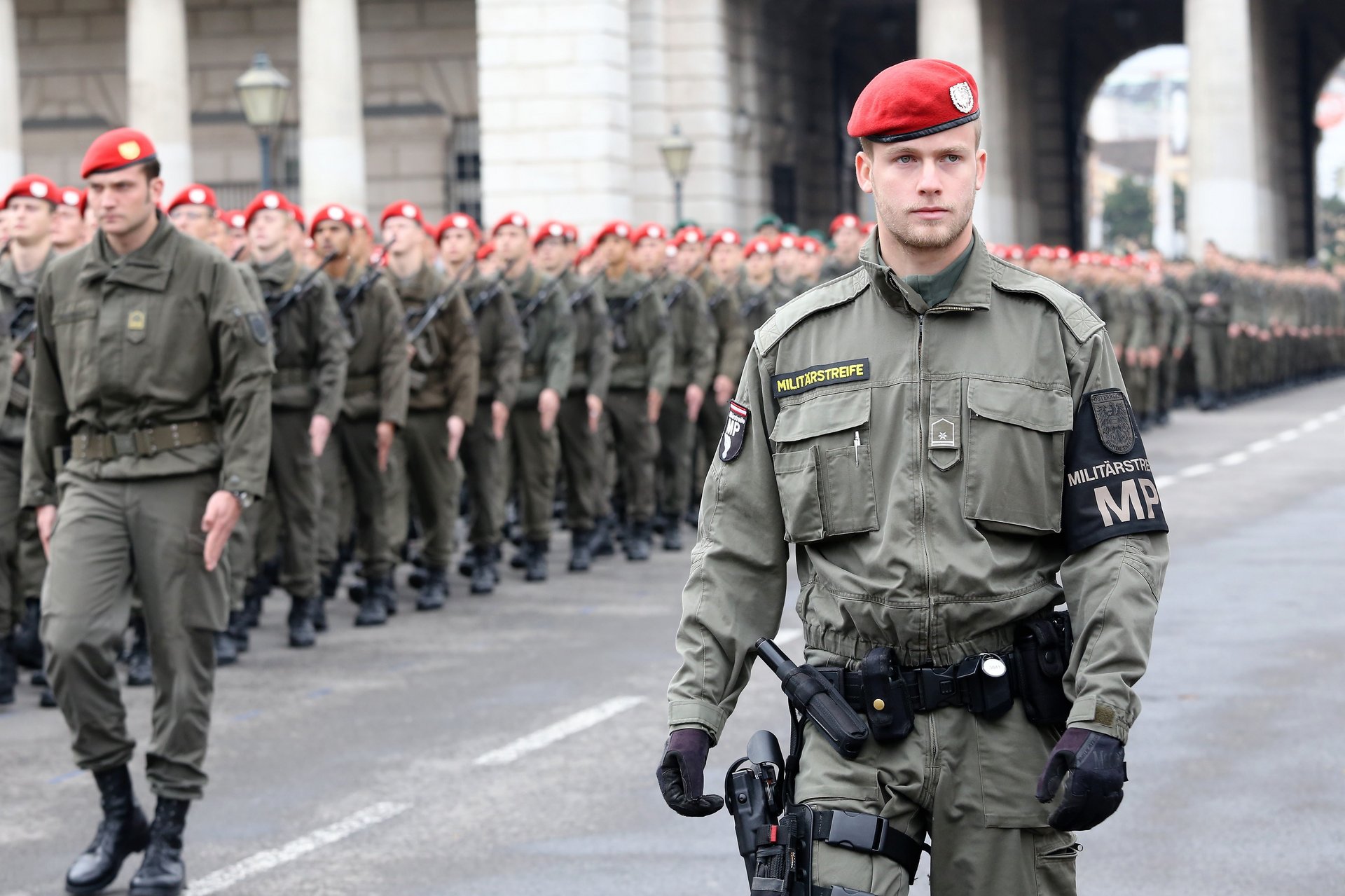 Ein Militärpolizist sorgt beim Nationalfeiertagsevent am Wiener Heldenplatz für Sicherheit.