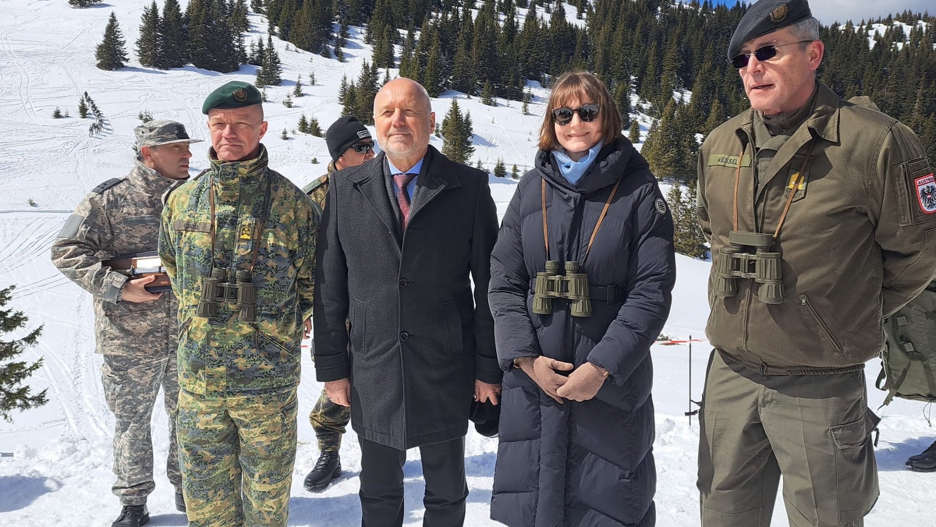 Der bulgarische Verteidigungsminister mit der österreichischen Delegation.