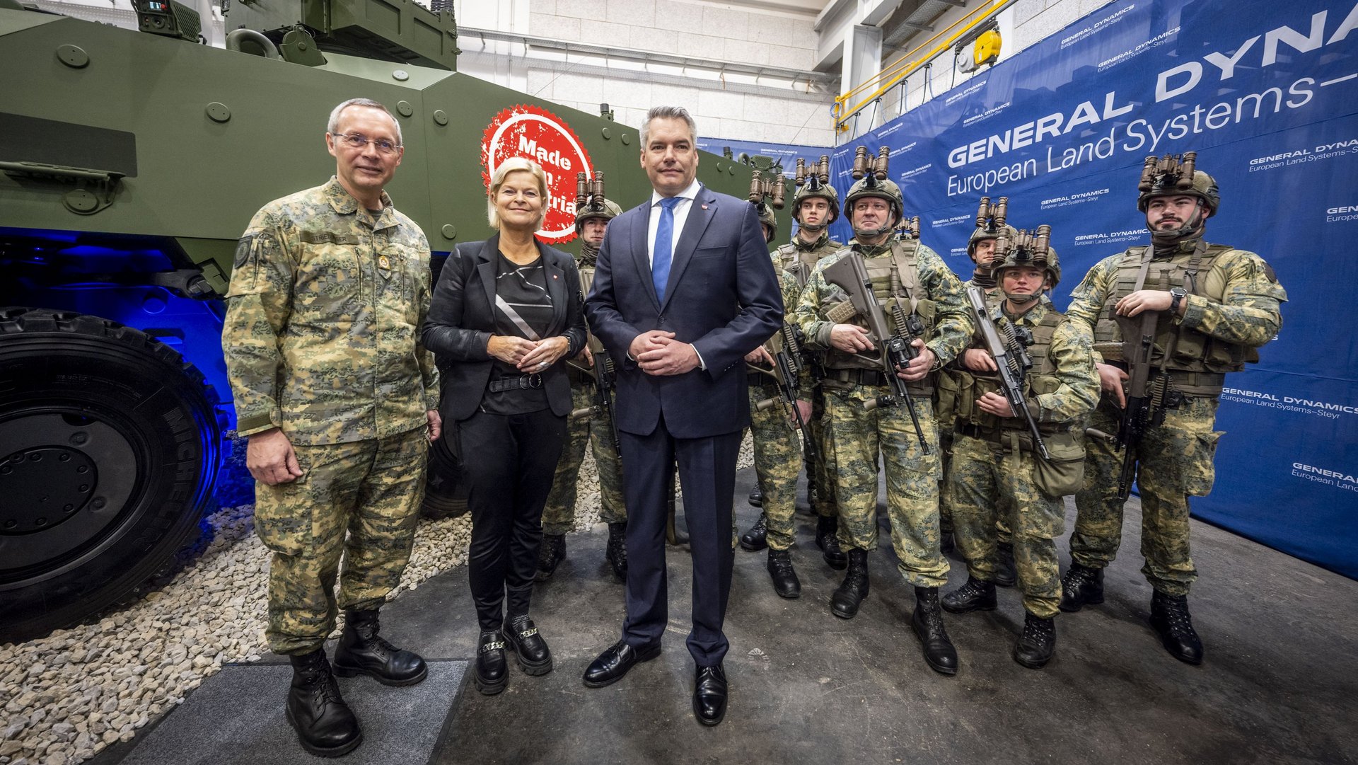 General Rudolf Striedinger, Verteidigungsministerin Klaudia Tanner und Bundeskanzler Karl Nehammer.