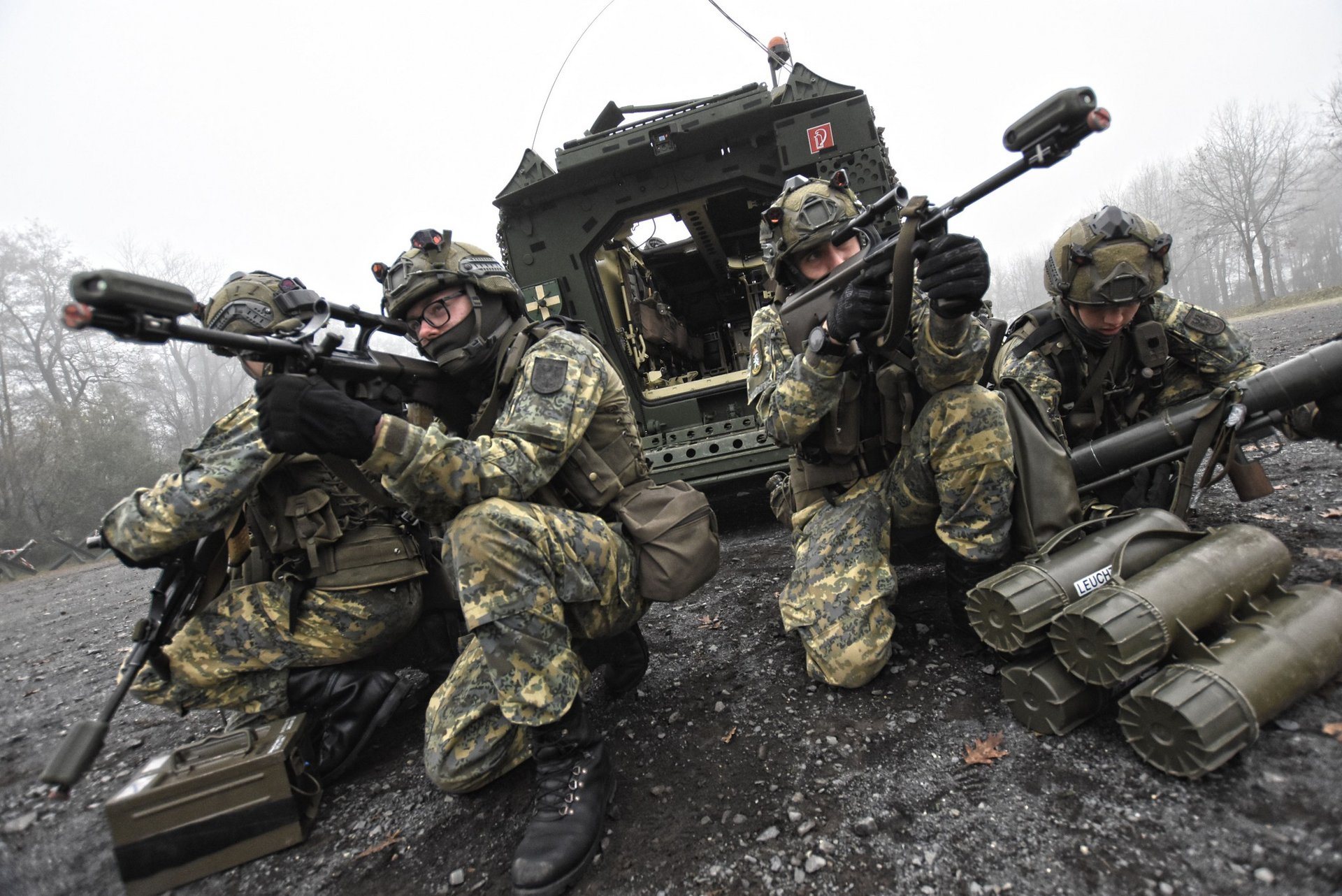 Soldaten des Jägerbataillons 17 sichern mit ihren Sturmgewehren.