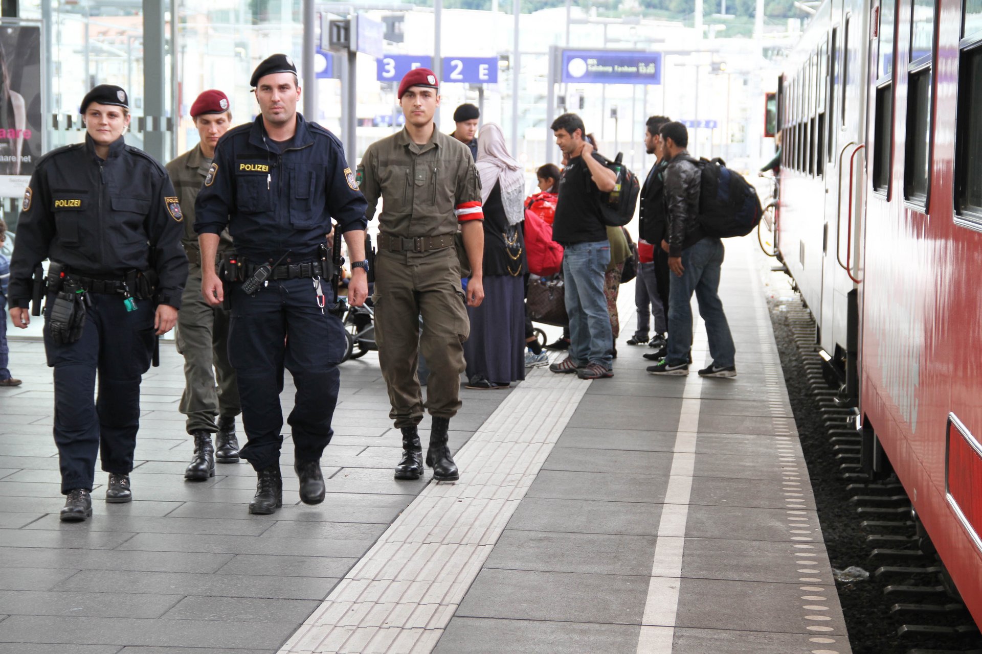 Gemeinsam mit der Polizei führt das Bundesheer Kontrollen an Bahnhöfen durch