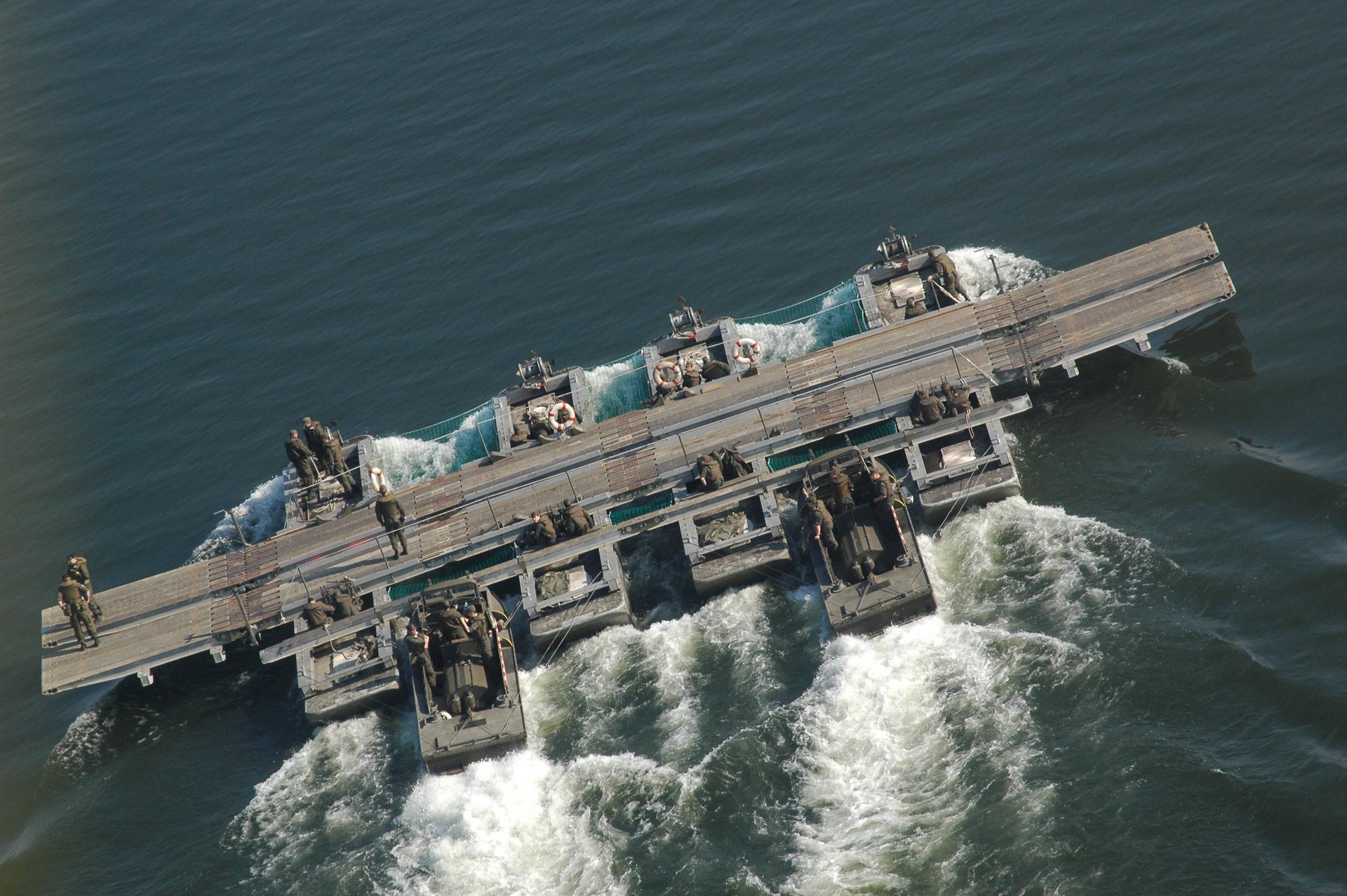 Ein Fähre des Bundesheeres auf der Donau.