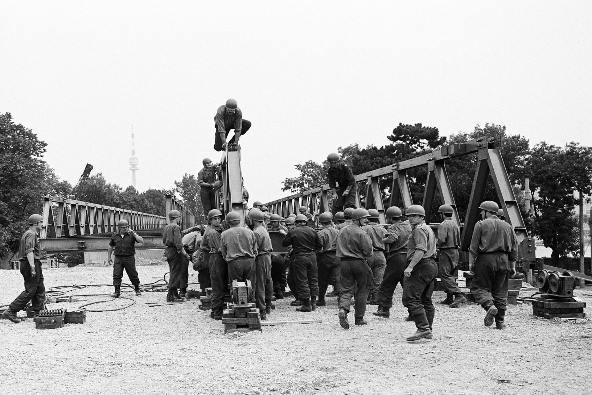 Mehrere Soldaten errichteten neue Brückenelemente.