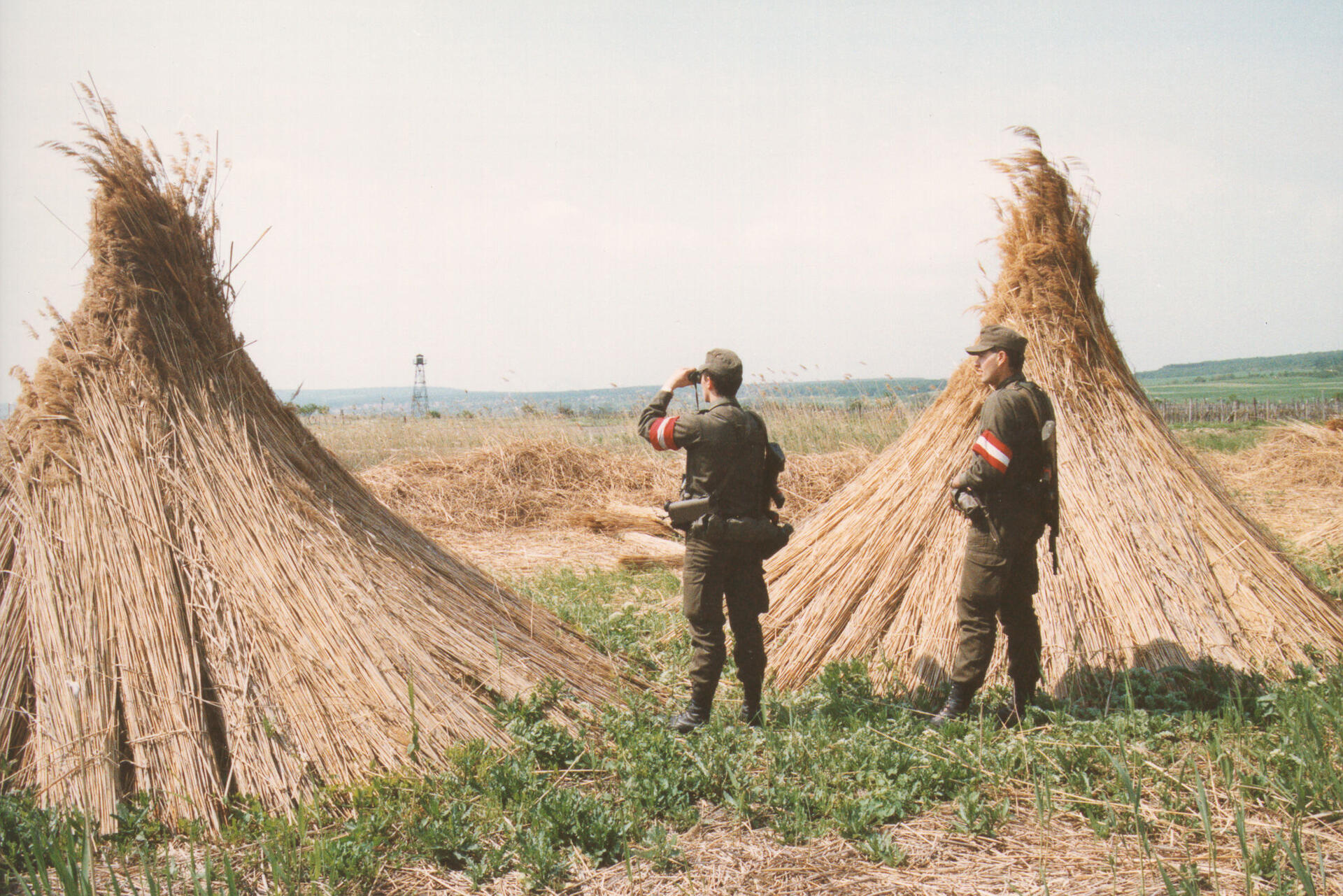 Eine Patrouille überwacht die Staatsgrenze zu Ungarn.