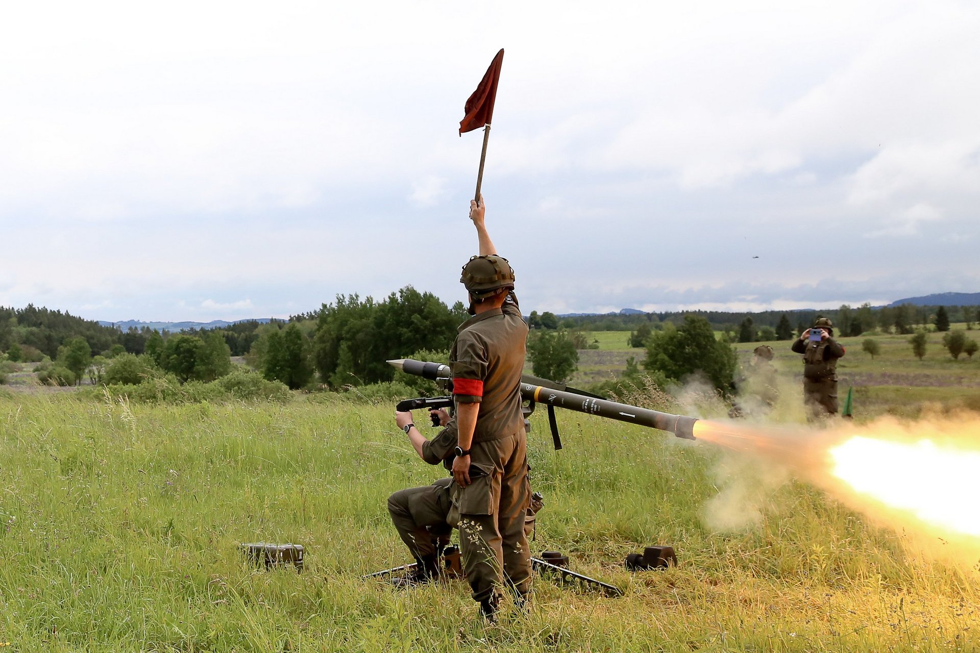 Soldaten feuern ein Fliegerabwehr-Lenkwaffe "Mistral" ab.