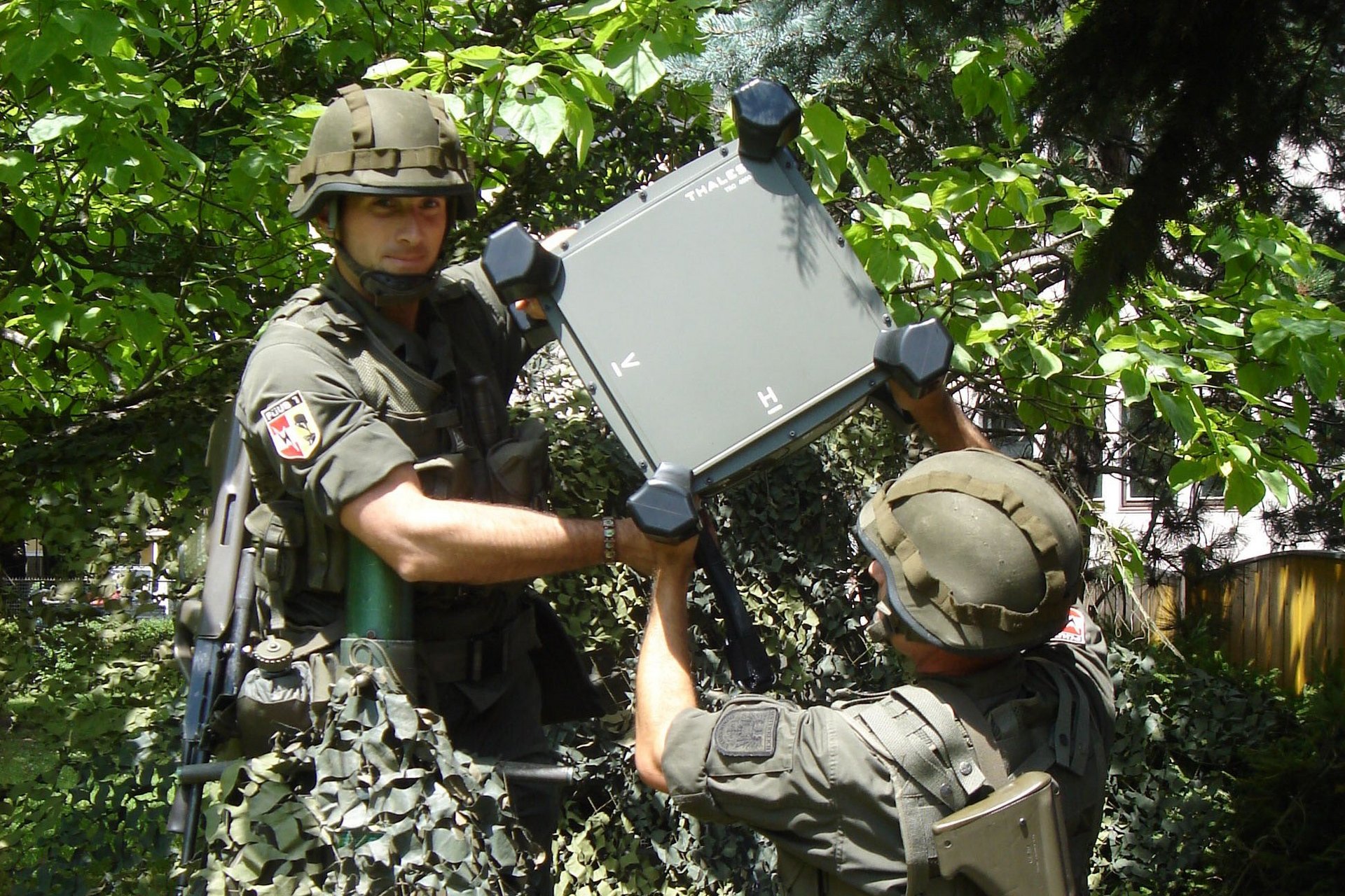 Soldaten des Führungsuntersützungsbataillon 1 errichten eine Kommunikationsanlage.