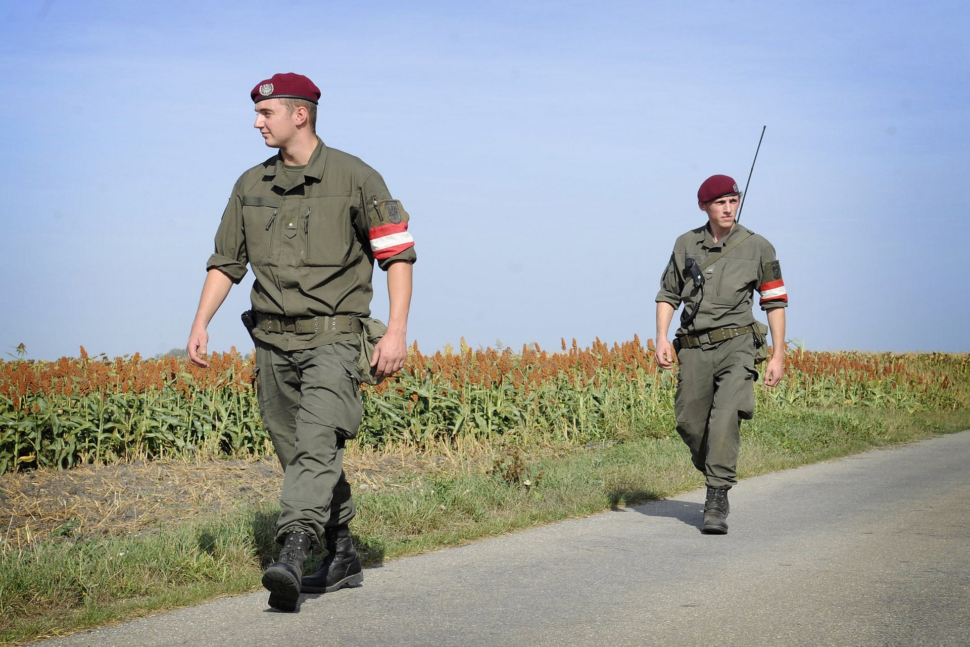 Soldaten überwachen das Gelände nahe der Grenzübergänge 