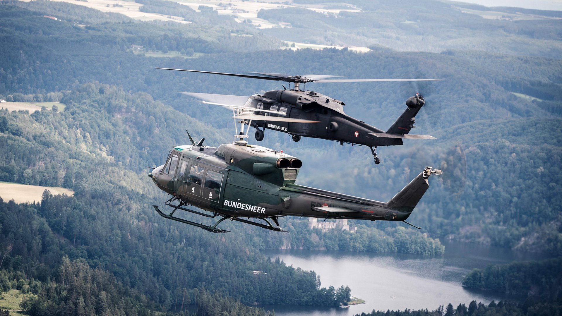 Zwei Hubschrauber des Bundesheer auf einem Flug.