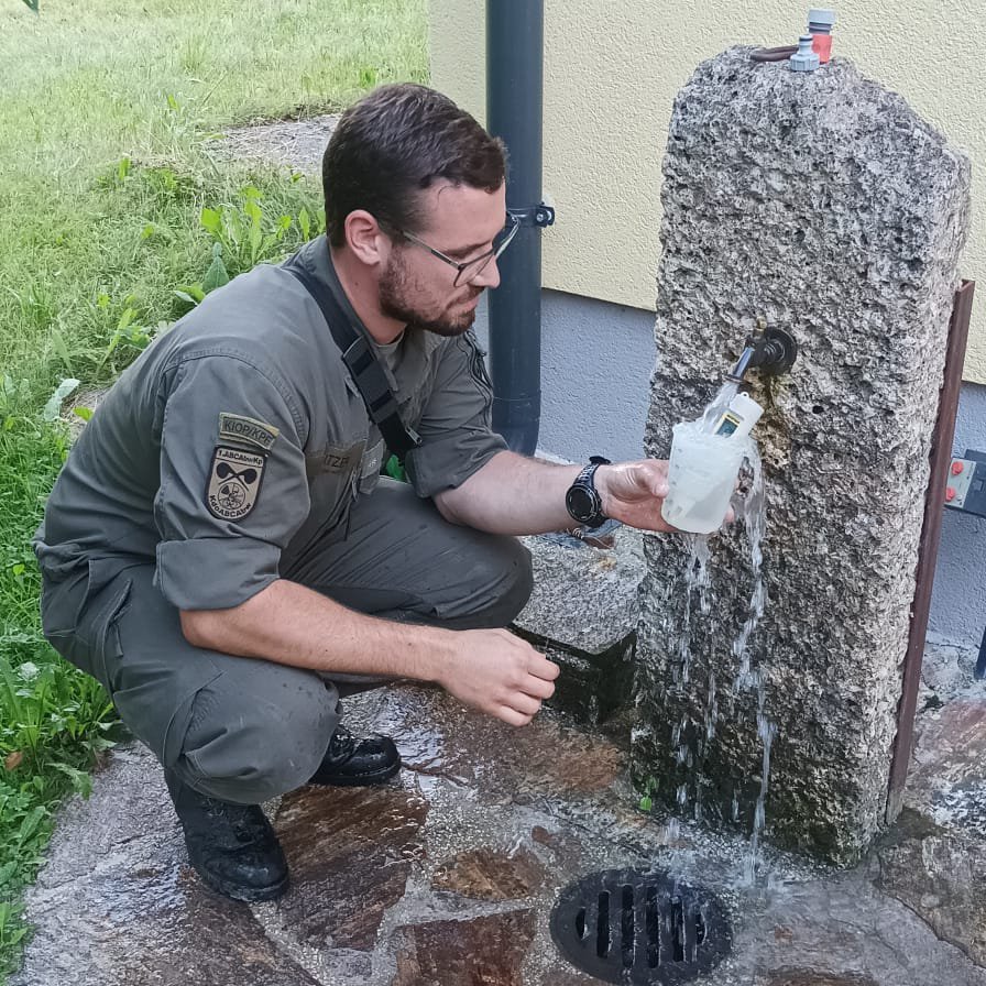 Zu den Tätigkeiten gehören die qualifizierte Probenahme von Trinkwasser, dessen Dokumentation und die Auswertung der Proben auf bakterielle Kontamination.