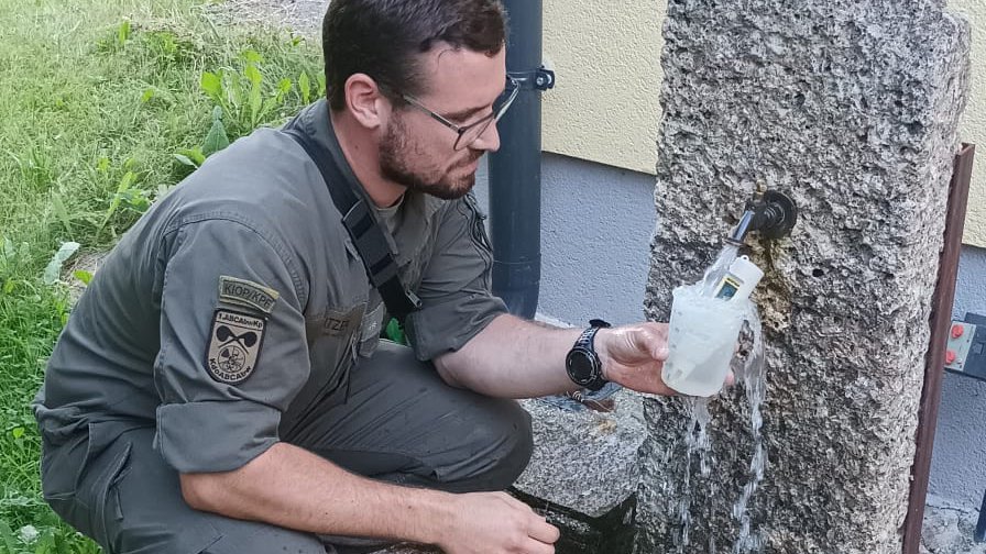 Zu den Tätigkeiten gehören die qualifizierte Probenahme von Trinkwasser, dessen Dokumentation und die Auswertung der Proben auf bakterielle Kontamination.