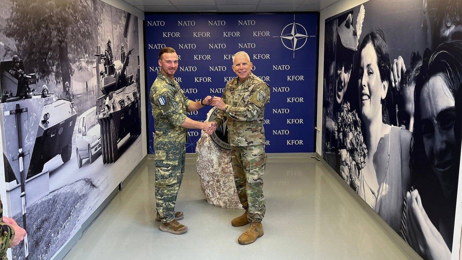 Die Soldaten erhielten den "Chief of Staff"-Coin.
