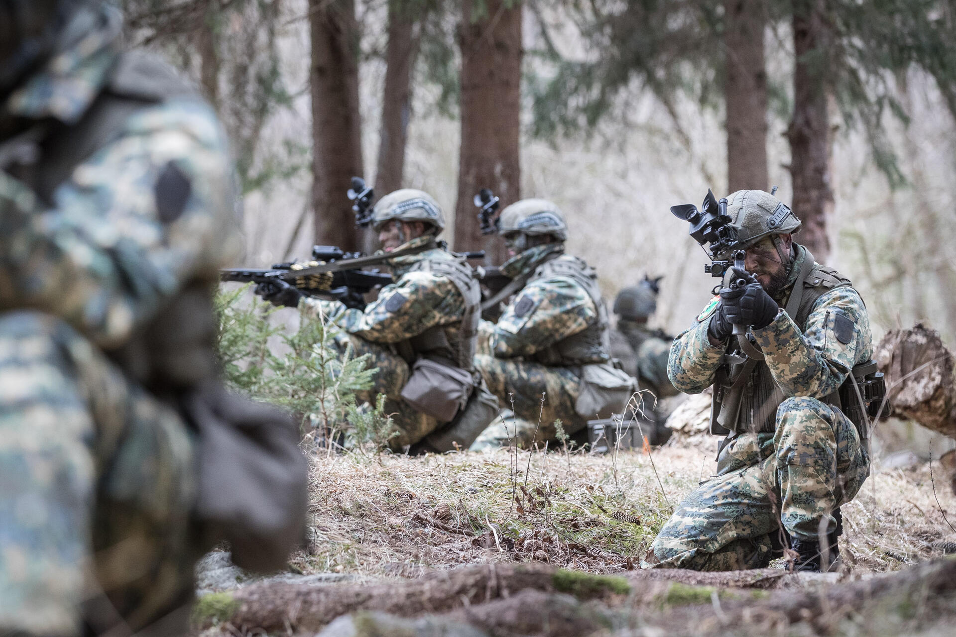 Soldaten der Infanterie beim Gefechtsdienst im Tarnanzug 