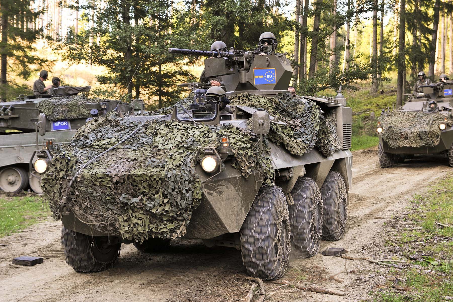 Ein Radpanzer "Pandur" in voller Fahrt.