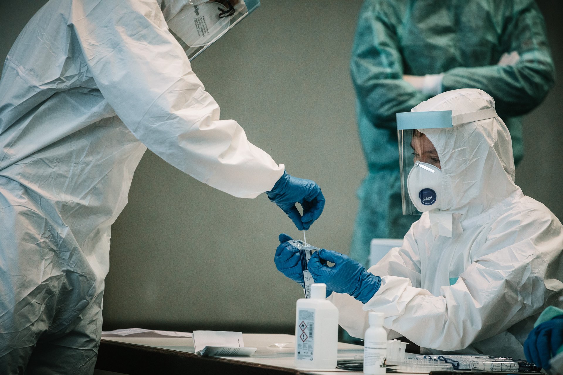 Zwei Soldaten in Schutzkleidung führen Corona Tests durch.