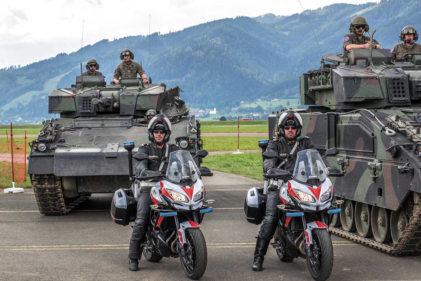 Soldaten der Militärpolizei vor zwei Schützenpanzern.