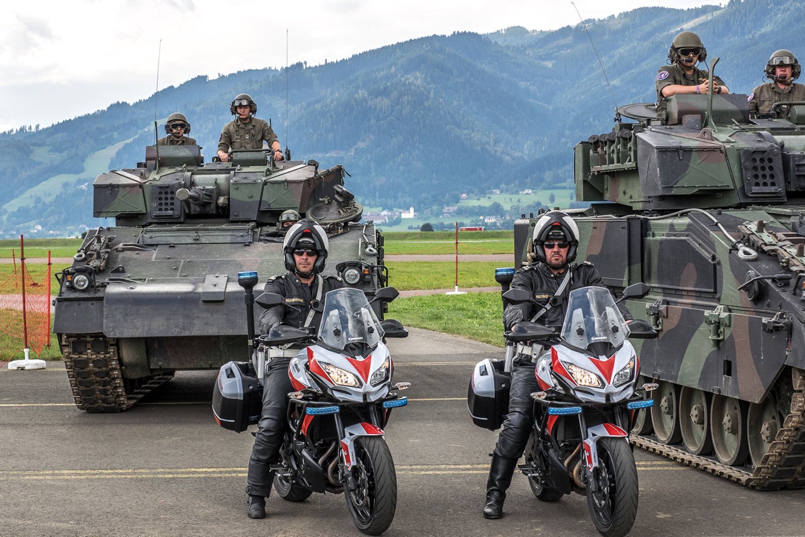 Soldaten der Militärpolizei vor zwei Schützenpanzern.