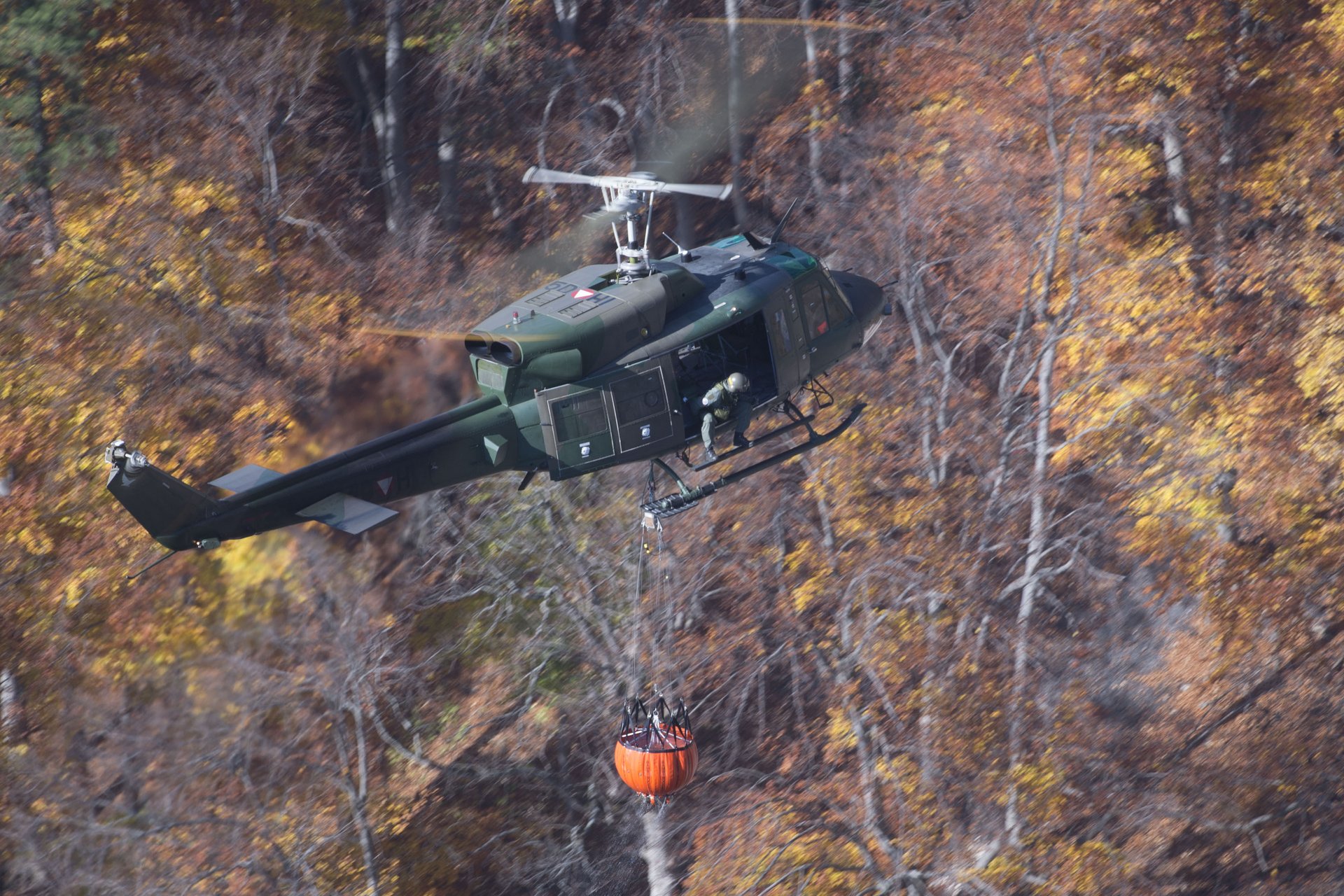 Ein Hubschrauber des Bundesheeres bekämpft einen Waldbrand im niederösterreichischen Rax-Gebiet.