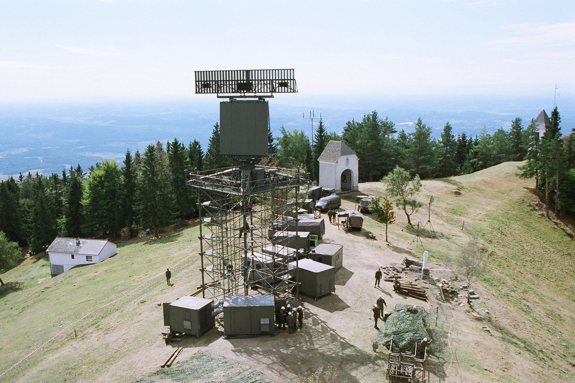 Ein mobiles Radargerät auf einem Bergrücken.
