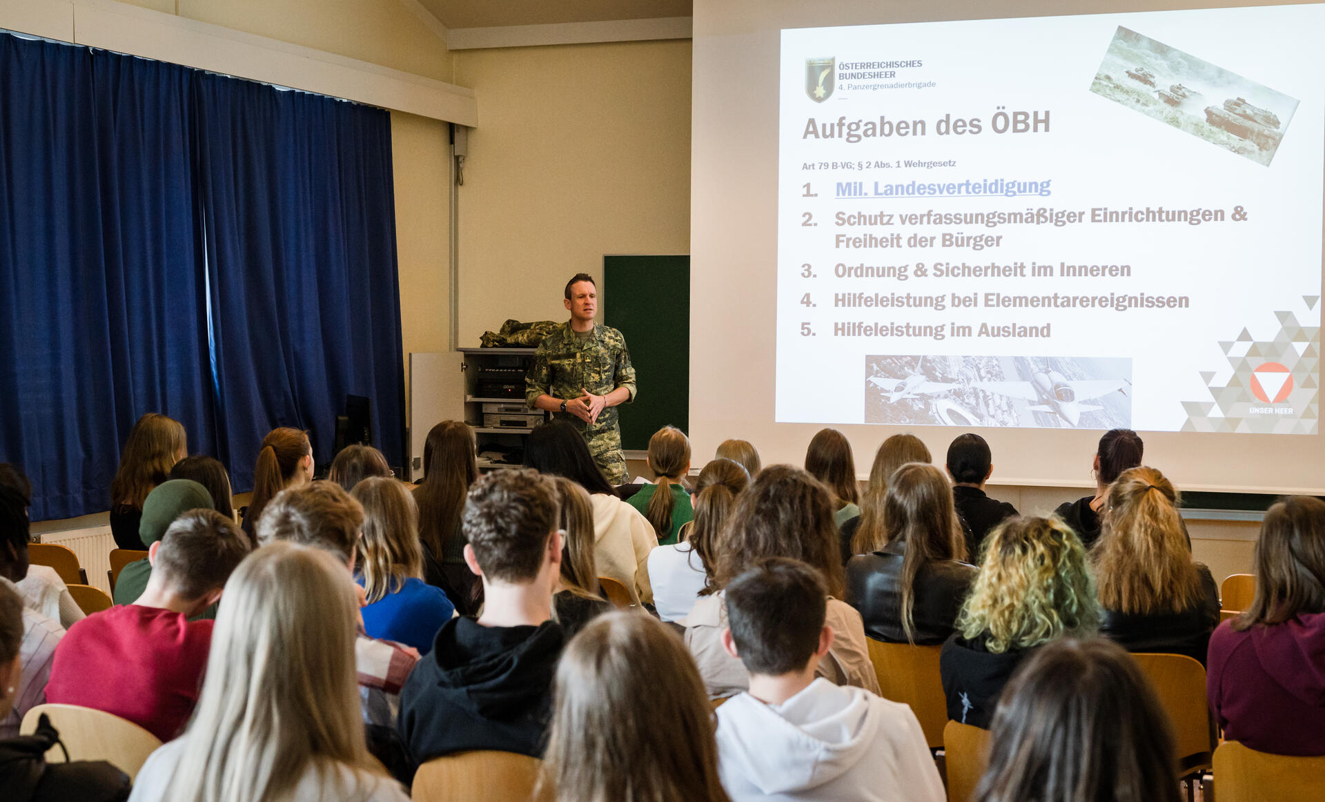 Ein Informationsoffizier mit einer Besucherin des Wiener Donauinselfestes.