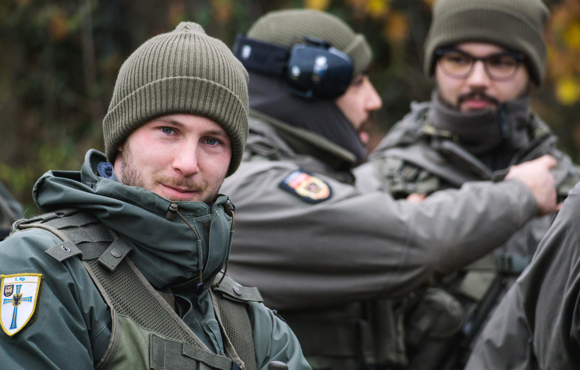 Ein Soldat lächelt während einer Übung in die Kamera.