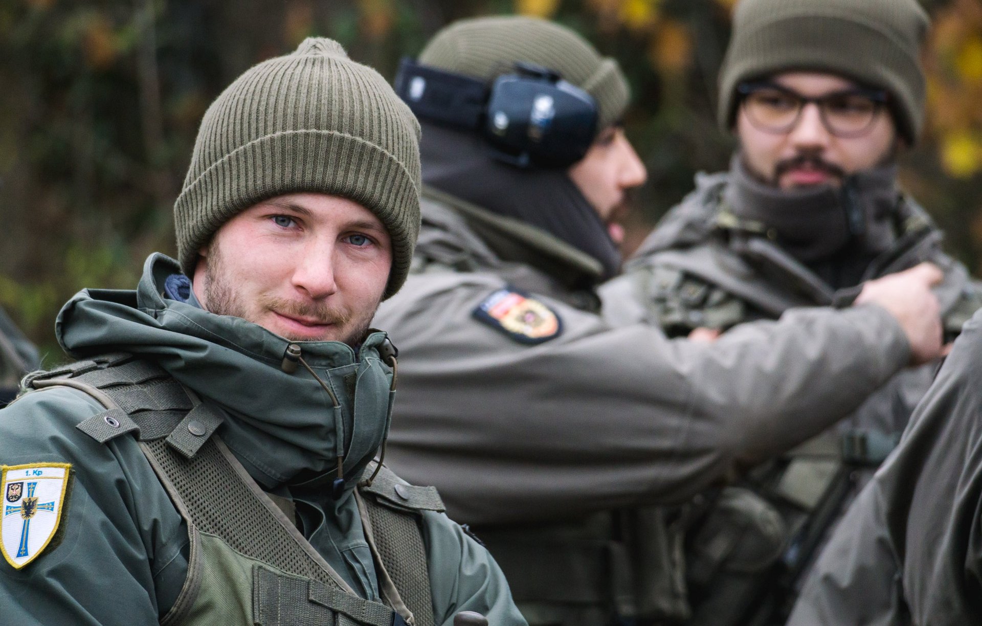 Ein Soldat lächelt während einer Übung in die Kamera.