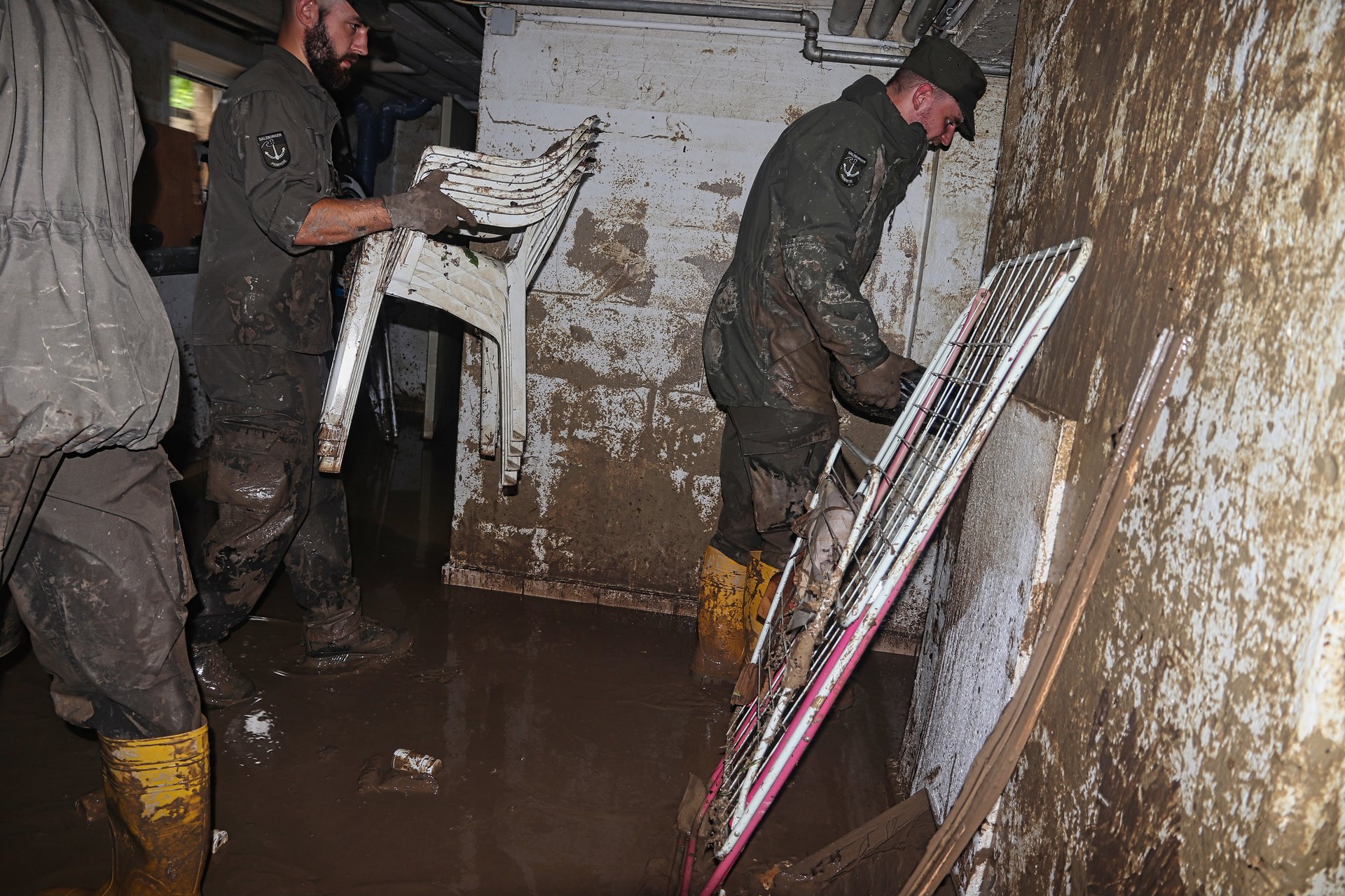 Das Bundesheer hilft einen überfluteten Keller zu reinigen.