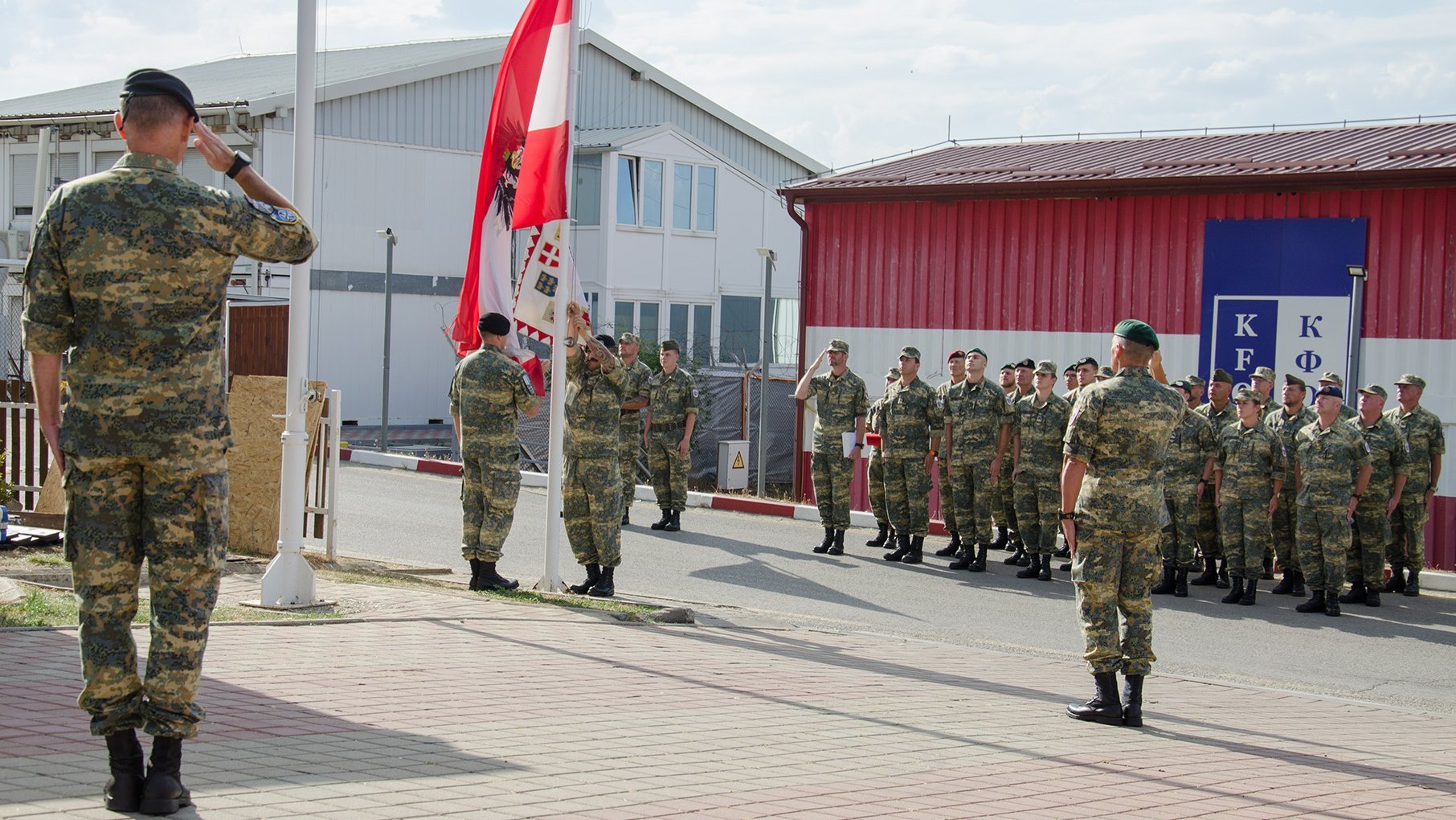 Die österreichischen KFOR-Soldaten sind zur Medaillen-Verleihung angetreten.