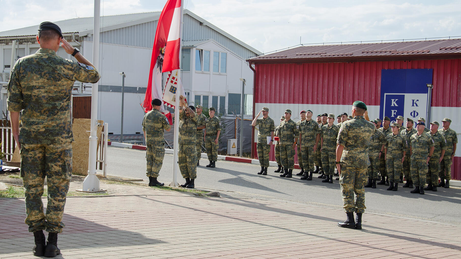 Die österreichischen KFOR-Soldaten sind zur Medaillen-Verleihung angetreten.