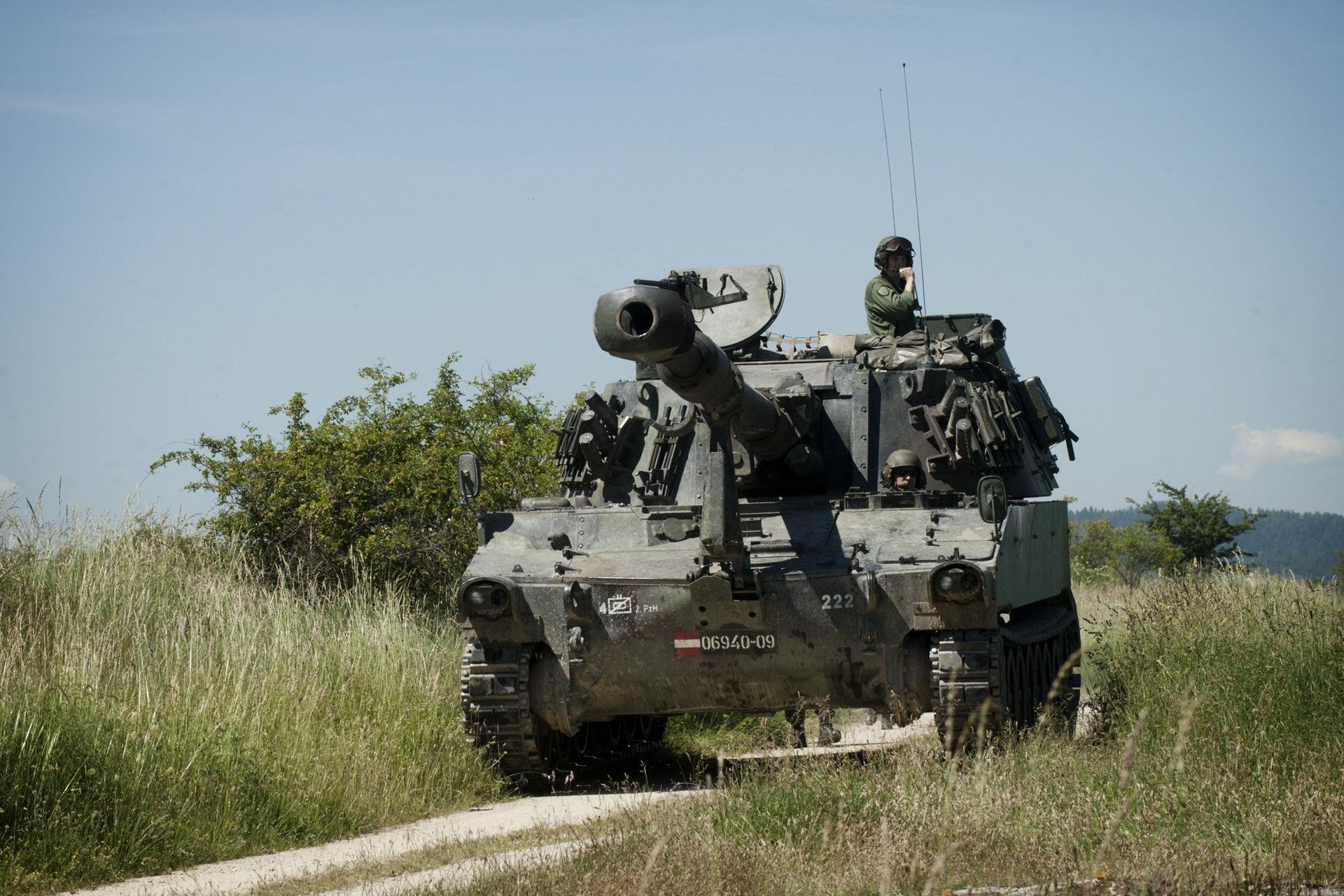Eine Panzerhaubitze M-109A5Ö auf einem Übungsplatz.