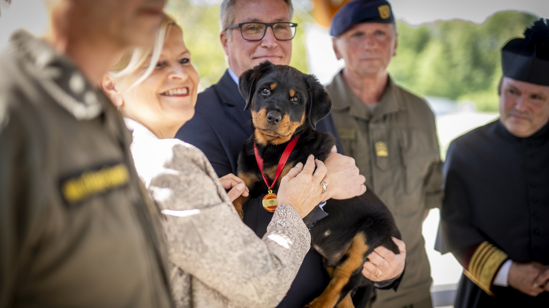 Rottweiler-Welpe "Einar" wurde in den Militärdienst gestellt.