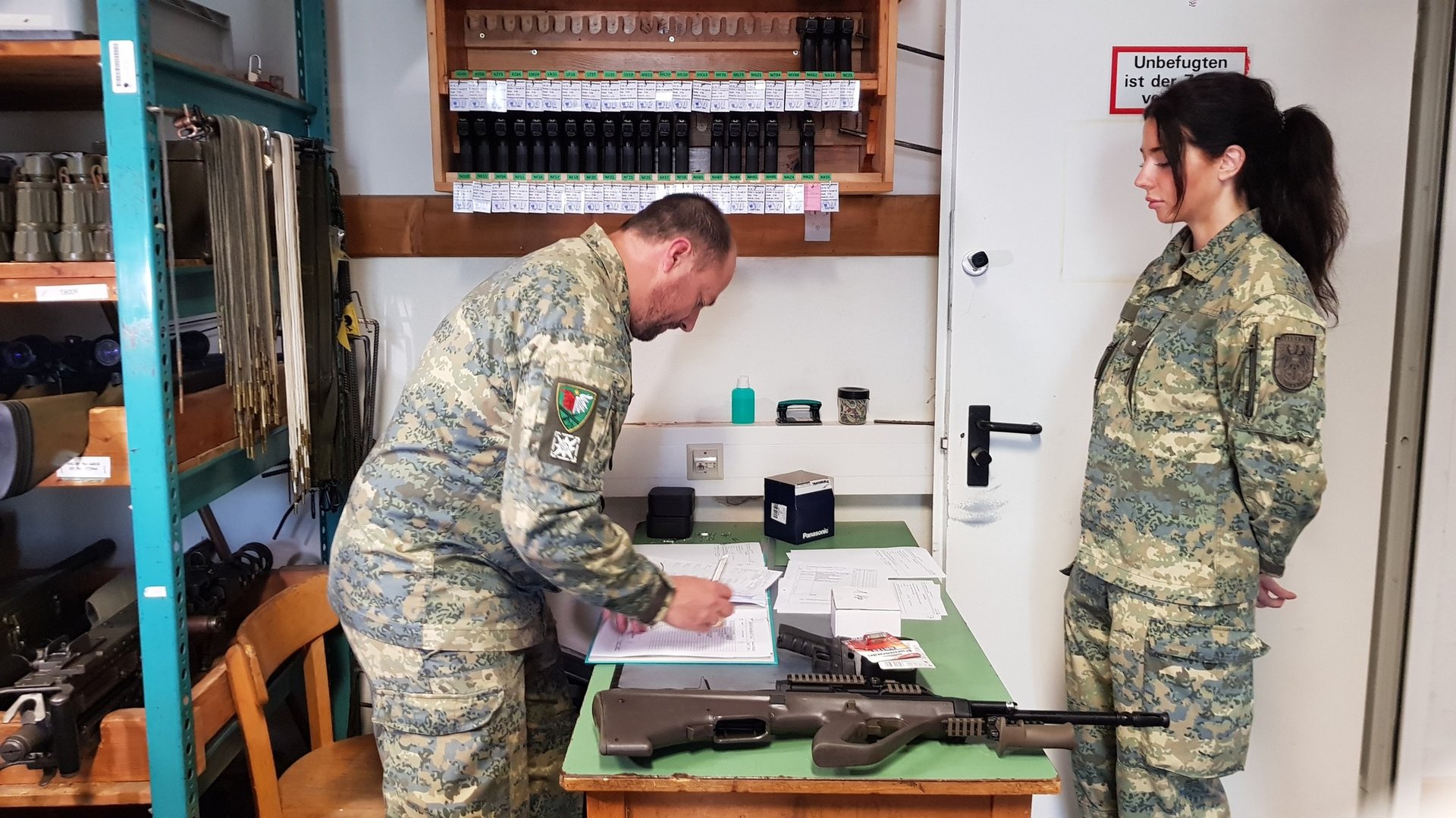 Eine Soldatin der Reaktionsmiliz beim Ausfassen des Sturmgewehres.