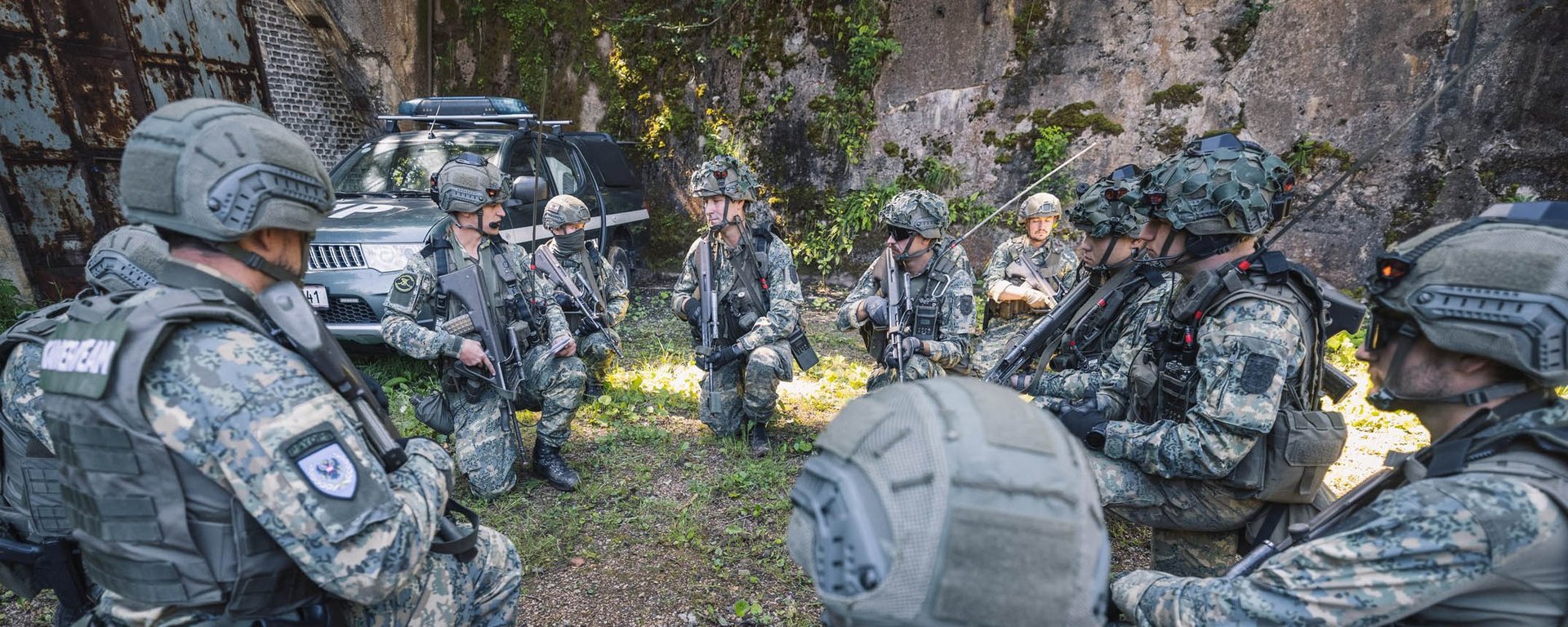 Soldaten knieend bei einer Befehlsausgabe.