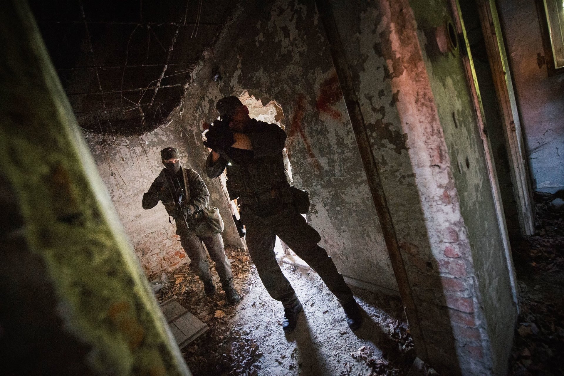 Soldaten durchsuchen einen Raum.
