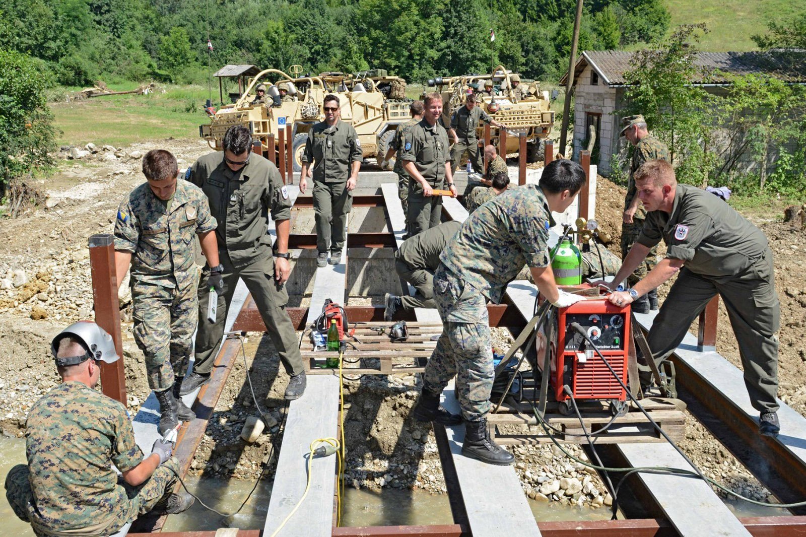 In Tuzla bilden österreichische Pioniere ihre bosnischen Kameraden im Brückenbau aus.