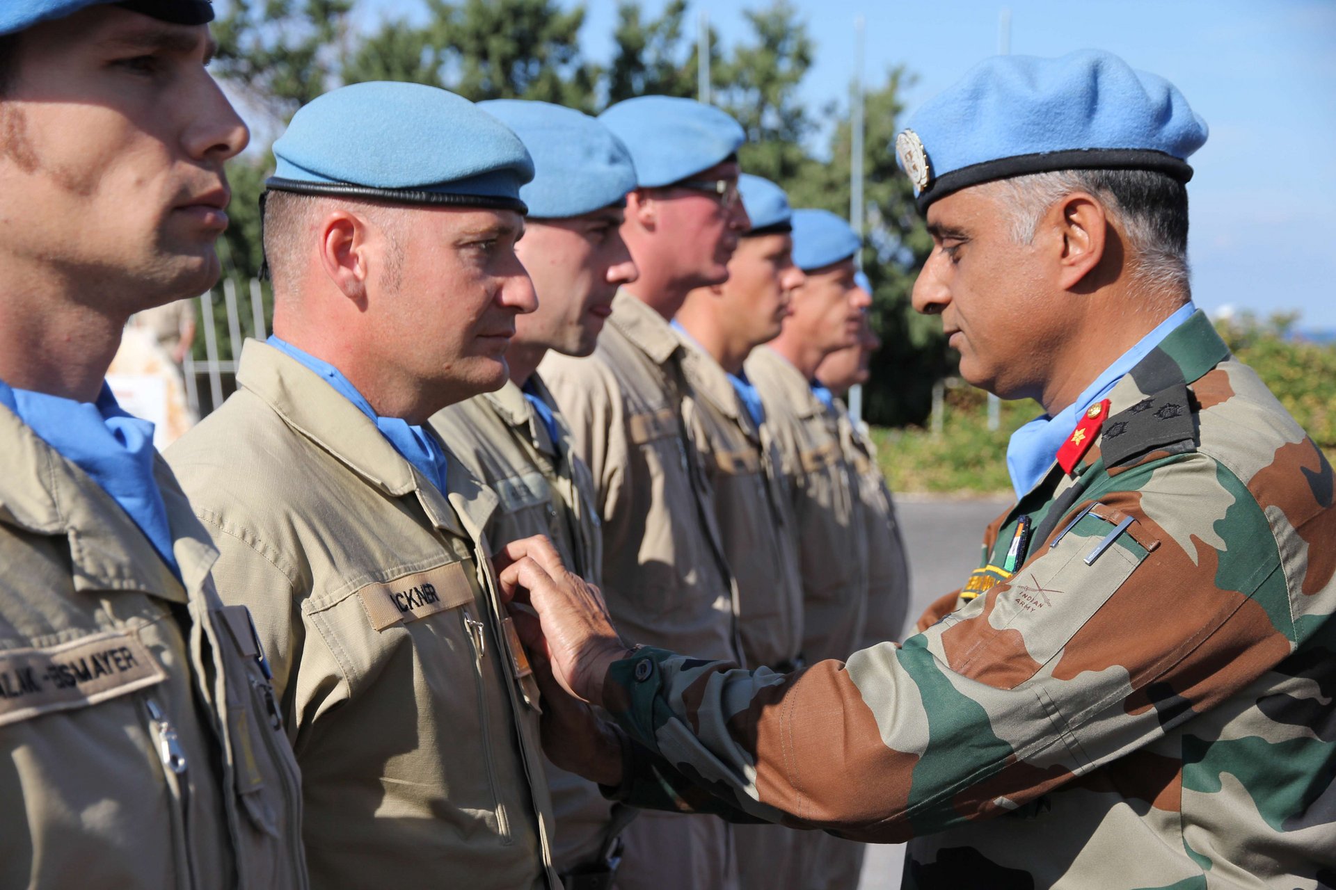 Österreichische UNIFIL-Soldaten erhalten die "UN-Einsatzmedaille".
