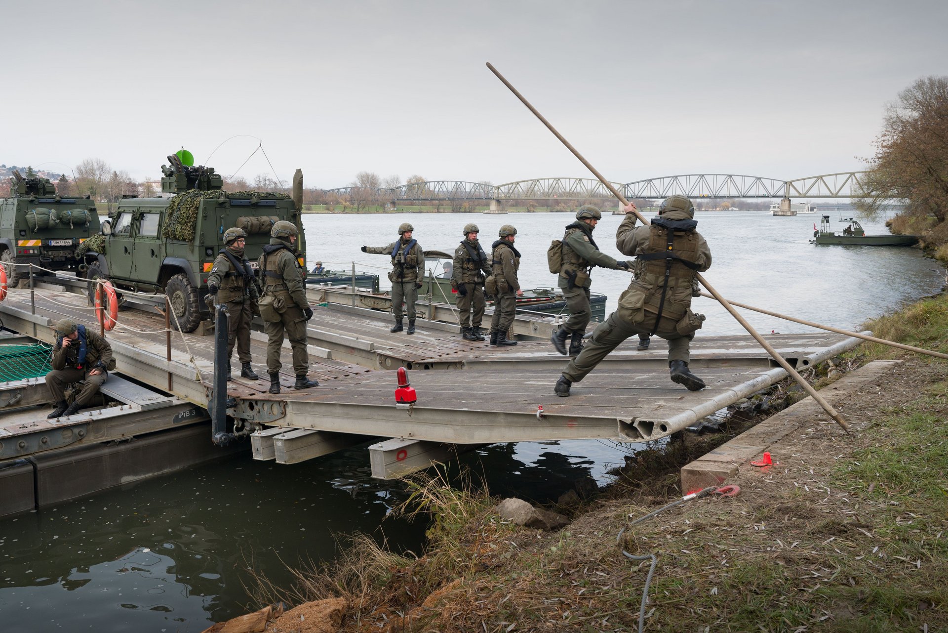 Pioniere aus Melk bereiten eine Fähre über die Donau vor.