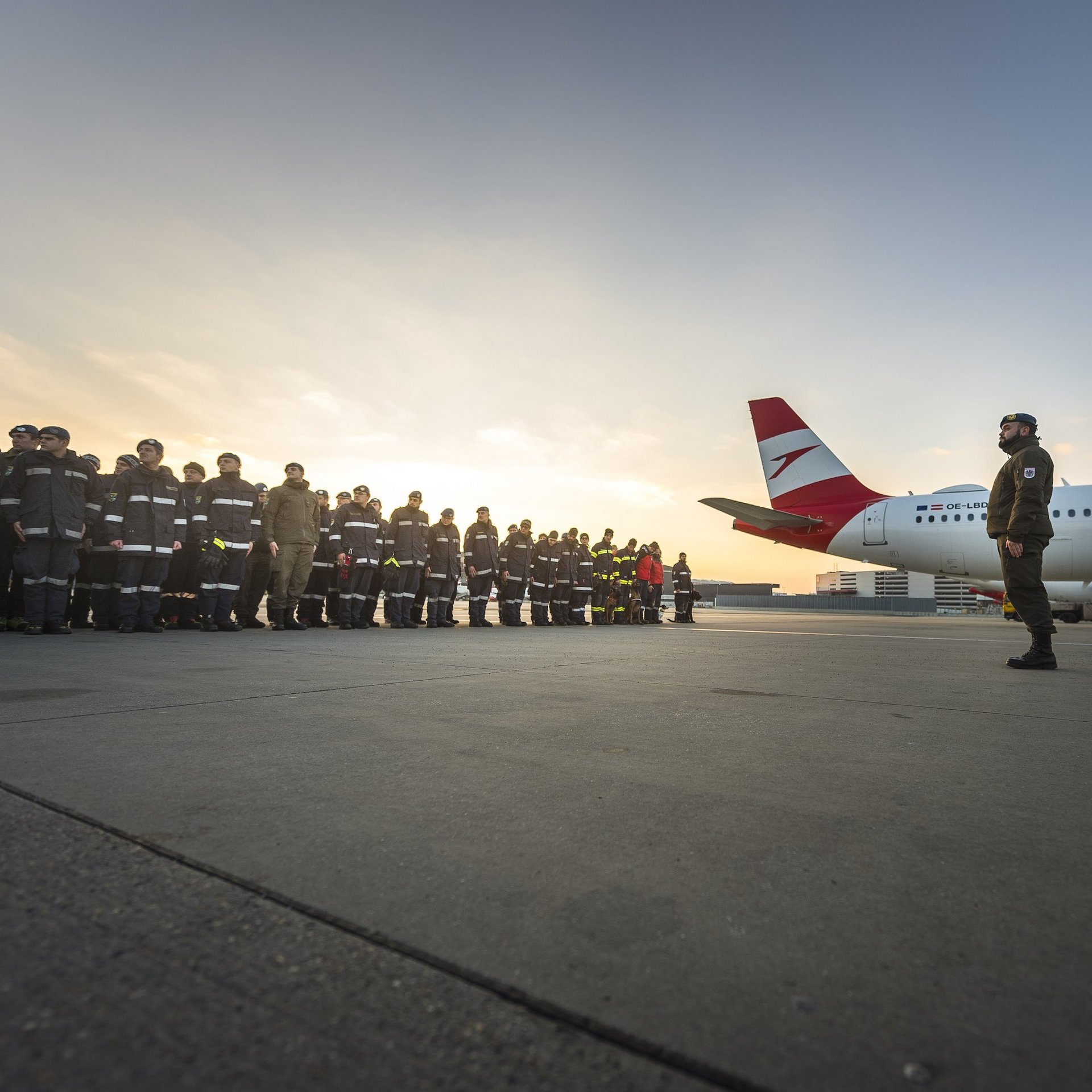 AFDRU Truppe vor dem Abflug am Flughafen Wien Schwechat 