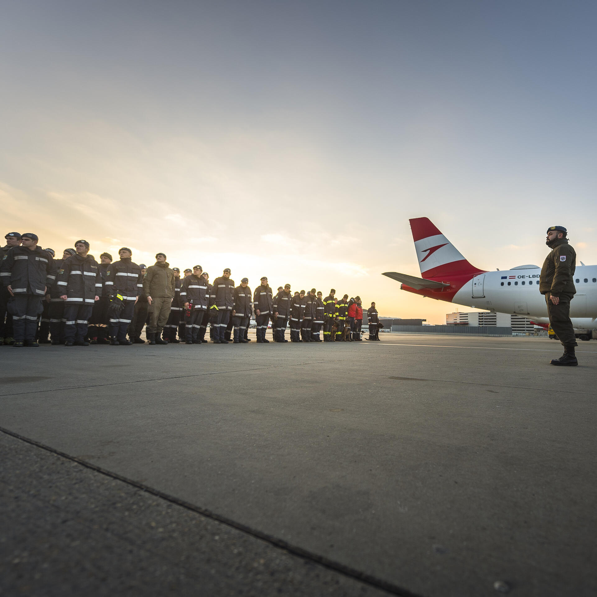 AFDRU Truppe vor dem Abflug am Flughafen Wien Schwechat 