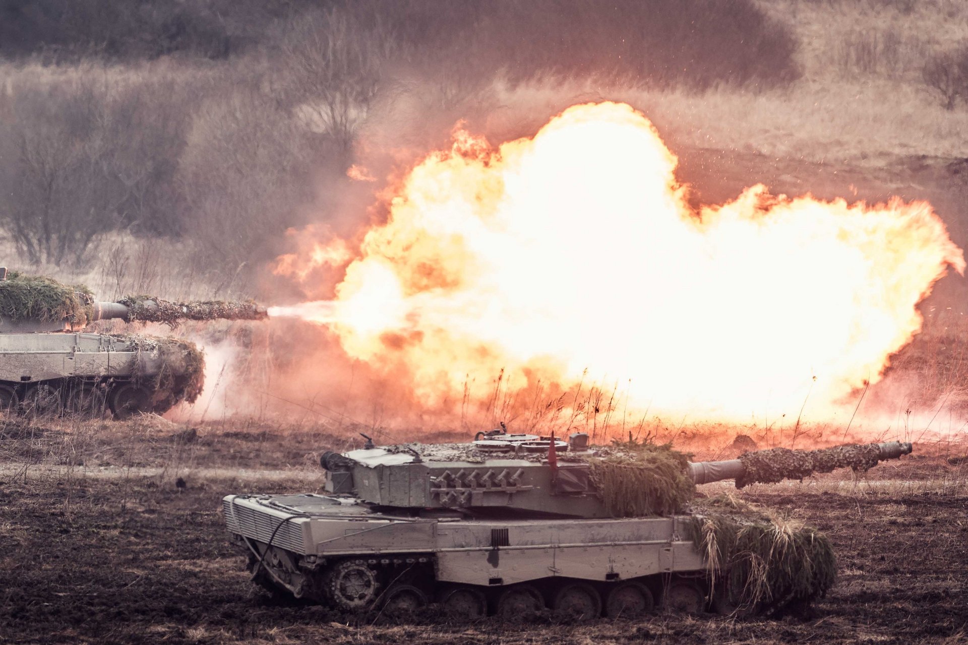 Kampfpanzer "Leopard" 2A4 im scharfen Schuss.