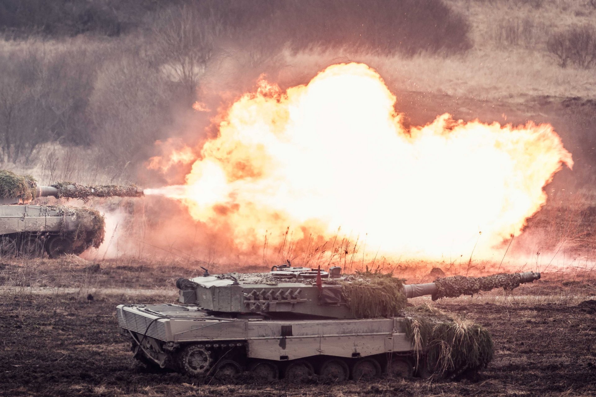 Kampfpanzer "Leopard" 2A4 im scharfen Schuss.