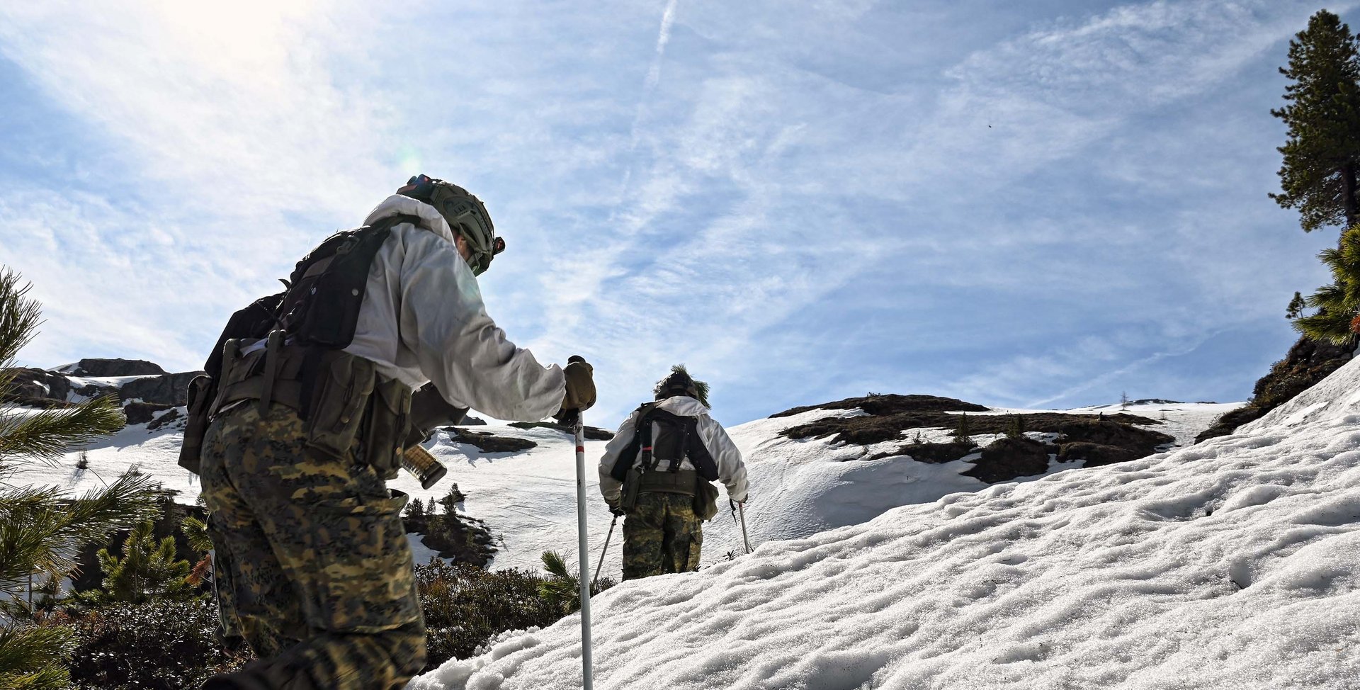 Soldaten beim Aufstieg auf einen Berg.