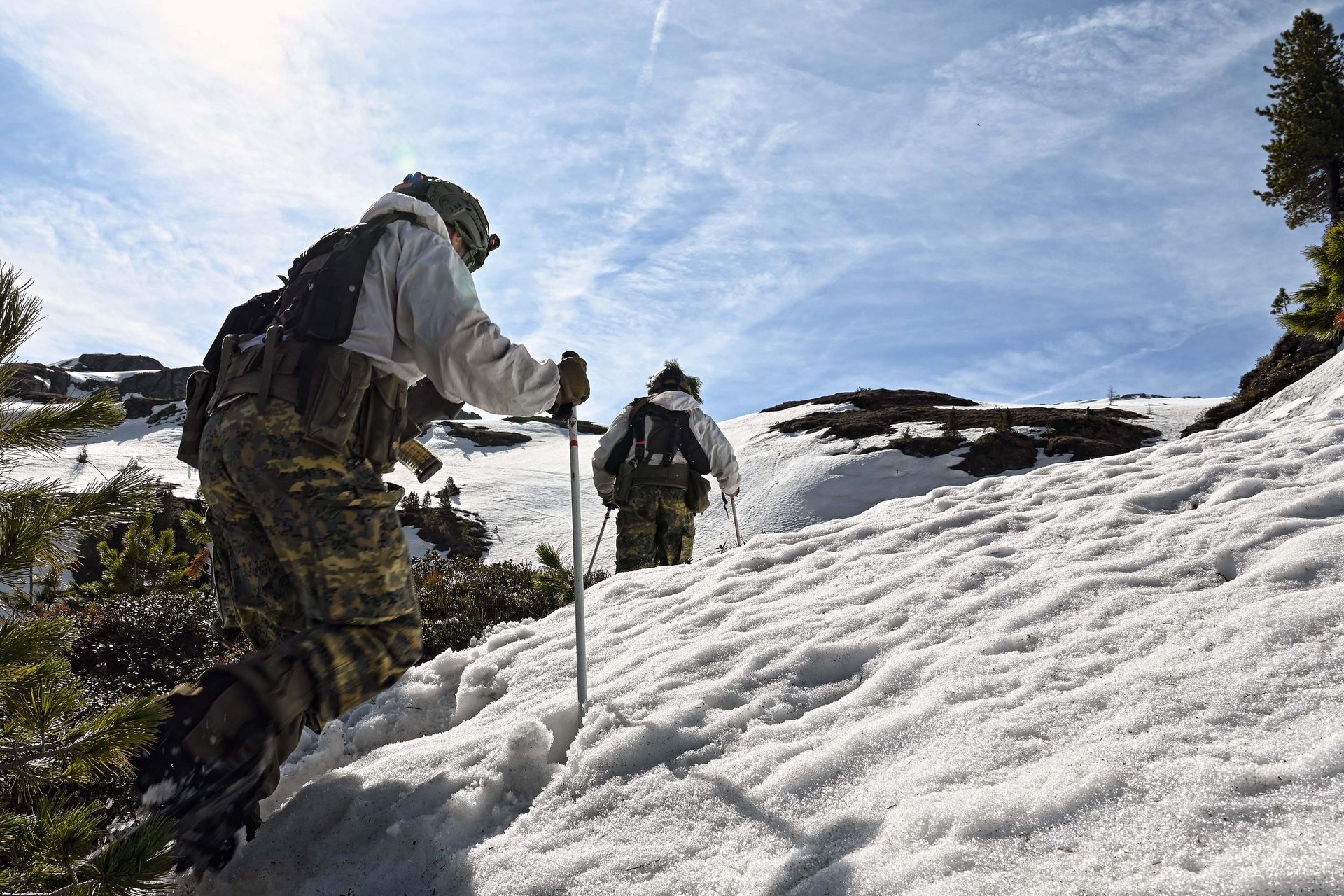 Soldaten beim Aufstieg auf einen Berg.