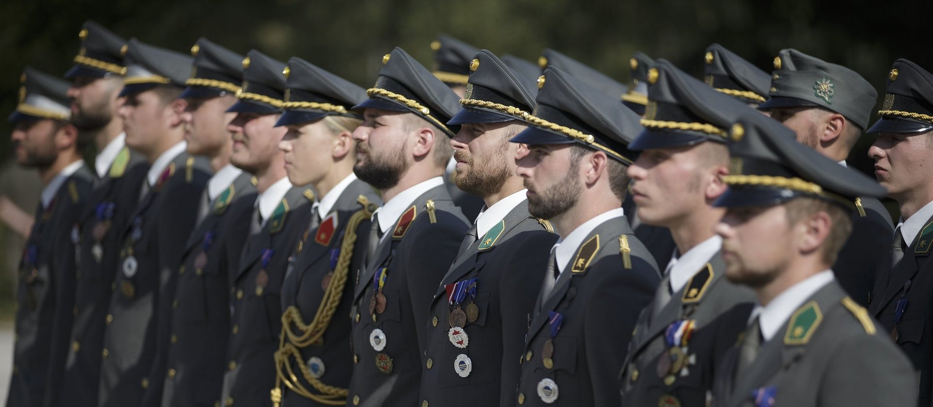 Offiziere sind an der Theresianischen Militärakademie zu ihrer Ausmusterung angetreten.